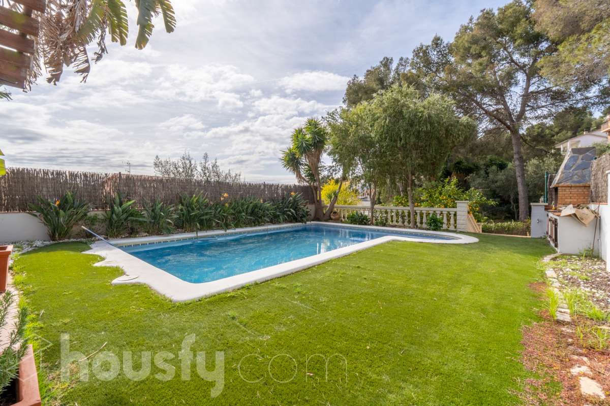 Chalet independiente con piscina y jardín en Cubelles-3