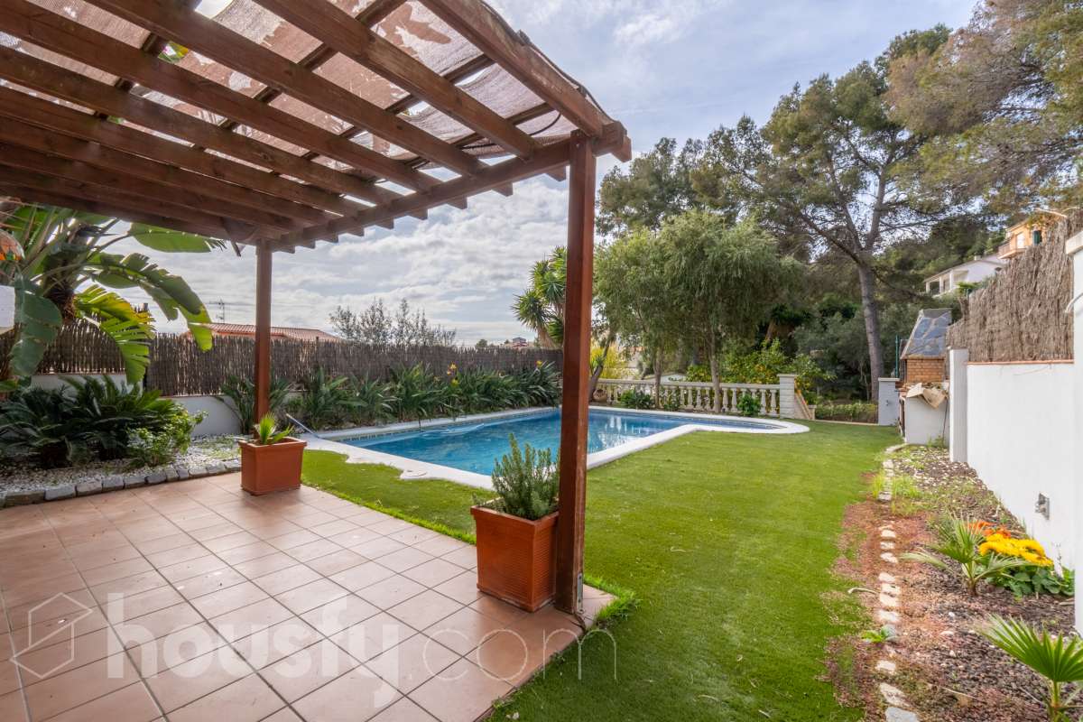 Chalet independiente con piscina y jardín en Cubelles