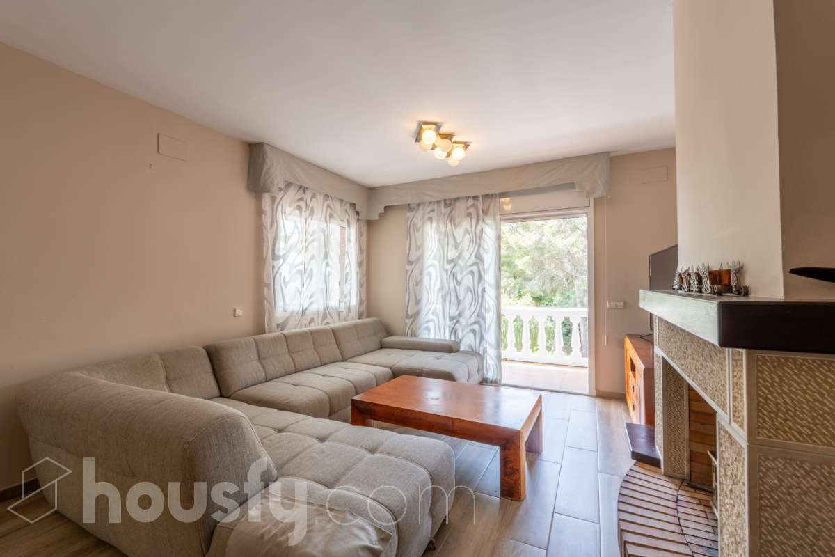 Chalet independiente con piscina y jardín en Cubelles-7