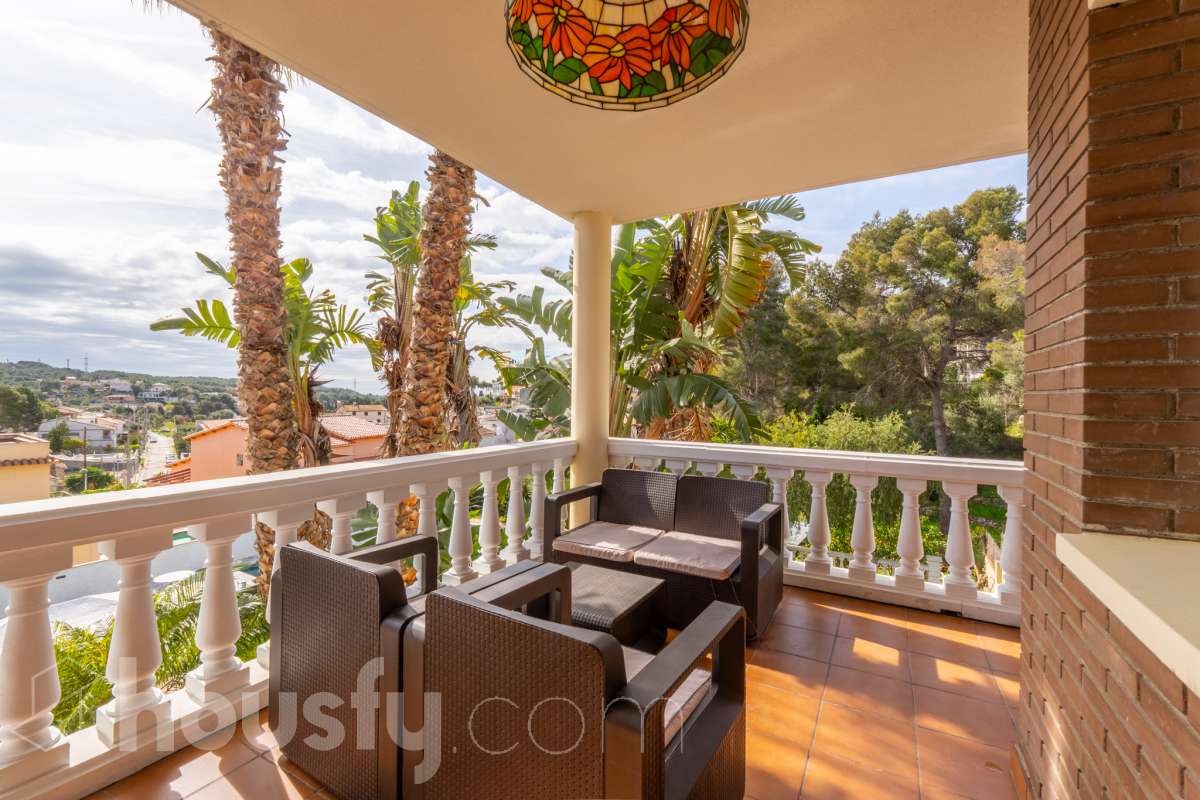 Chalet independiente con piscina y jardín en Cubelles-5