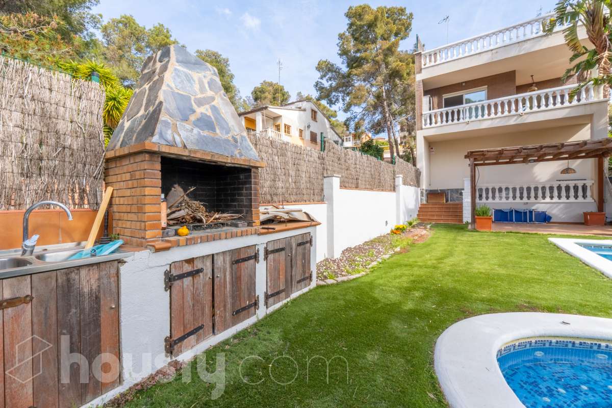 Chalet independiente con piscina y jardín en Cubelles-30