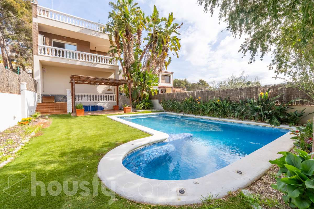 Chalet independiente con piscina y jardín en Cubelles-2