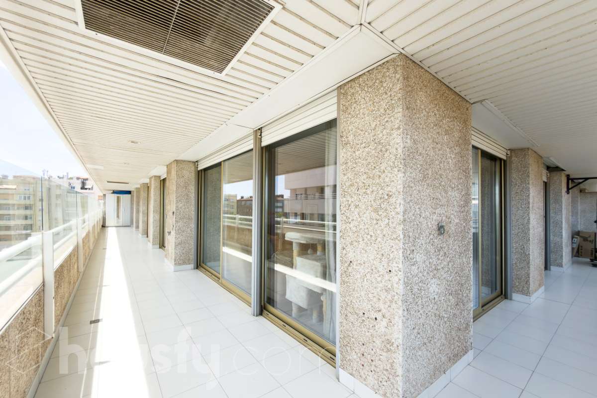Exclusivo piso reformado en Pedralbes con terraza, piscina y jardín comunitario Ubicado en una de las zonas más prestigiosas y demandadas de Barcelona, este magnífico piso de 177 m² construidos ofrece amplitud, confort y una excelente calidad de vida. La vivienda dispone de 4 habitaciones, destacando una elegante suite principal con baño privado y acceso directo a la terraza, un espacio ideal para disfrutar de momentos de tranquilidad al aire libre. Además, cuenta con 3 baños completos, diseñados con acabados actuales y funcionales. Recientemente reformado, el piso combina un diseño contemporáneo con espacios luminosos y bien distribuidos, listo para entrar a vivir. La amplia terraza aporta una agradable conexión con el exterior y permite disfrutar del clima mediterráneo durante todo el año. La finca ofrece excelentes zonas comunes, incluyendo piscina comunitaria y jardín, perfectos para relajarse y disfrutar en familia. Características principales: * 177 m² construidos * 4 habitaciones * Suite principal con baño privado y salida a terraza * 3 baños completos * Vivienda reformada * Amplia terraza * Piscina comunitaria * Jardín comunitario * Ubicación privilegiada en Pedralbes Una oportunidad única para vivir en una de las áreas residenciales más exclusivas de Barcelona, rodeada de zonas verdes, prestigiosos colegios internacionales y excelentes comunicaciones. Solicite más información o una visita para descubrir todo el potencial de esta excepcional vivienda. Aviso legal El precio de venta no incluye gastos de la compraventa como notaría, registro, impuestos, ni tampoco honorarios agencia. Esta publicación no es vinculante. Consulta siempre la nota simple con Housfy antes de formalizar la compraventa. Sobre nosotros Housfy es la plataforma integral de servicios inmobiliarios. Nuestra combinación de expertos y tecnología pone al alcance de todo el mundo servicios cómodos, claros y seguros. AICAT número: 7922. Nos encargamos de la gestión y asesoramiento de la compra. ¡Olvídate de todo! Hacemos los trámites por ti. Y, si además necesitas financiación, ponemos a tu disposición un bróker hipotecario para ayudarte a conseguir las mejores condiciones para tu perfil económico. ¿Quieres visitarla? Contacta con Housfy y agenda tu visita sin compromiso. Más información en: housfy.com En cumplimiento de la Ley 8/2026 en Cataluña, el certificado de presencia o ausencia de amianto se encuentra en proceso de tramitación.-34