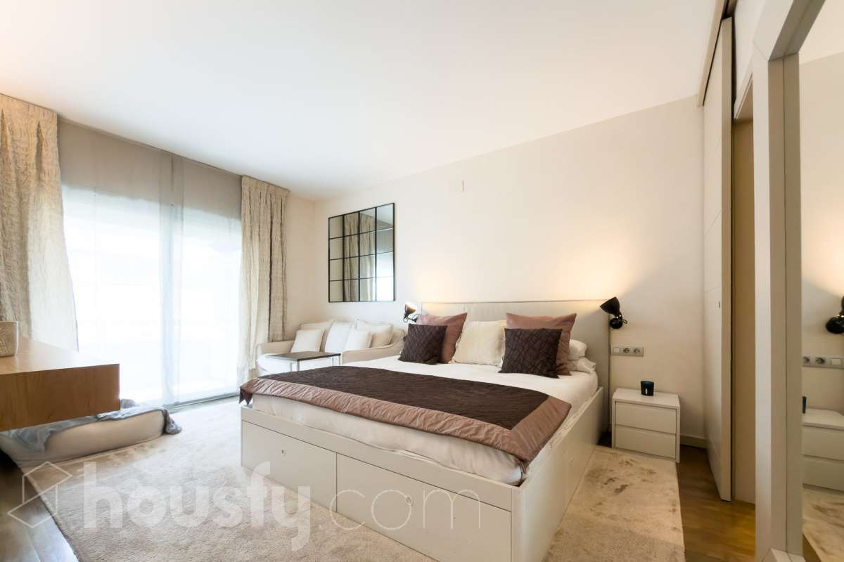 Exclusivo piso reformado en Pedralbes con terraza, piscina y jardín comunitario Ubicado en una de las zonas más prestigiosas y demandadas de Barcelona, este magnífico piso de 177 m² construidos ofrece amplitud, confort y una excelente calidad de vida. La vivienda dispone de 4 habitaciones, destacando una elegante suite principal con baño privado y acceso directo a la terraza, un espacio ideal para disfrutar de momentos de tranquilidad al aire libre. Además, cuenta con 3 baños completos, diseñados con acabados actuales y funcionales. Recientemente reformado, el piso combina un diseño contemporáneo con espacios luminosos y bien distribuidos, listo para entrar a vivir. La amplia terraza aporta una agradable conexión con el exterior y permite disfrutar del clima mediterráneo durante todo el año. La finca ofrece excelentes zonas comunes, incluyendo piscina comunitaria y jardín, perfectos para relajarse y disfrutar en familia. Características principales: * 177 m² construidos * 4 habitaciones * Suite principal con baño privado y salida a terraza * 3 baños completos * Vivienda reformada * Amplia terraza * Piscina comunitaria * Jardín comunitario * Ubicación privilegiada en Pedralbes Una oportunidad única para vivir en una de las áreas residenciales más exclusivas de Barcelona, rodeada de zonas verdes, prestigiosos colegios internacionales y excelentes comunicaciones. Solicite más información o una visita para descubrir todo el potencial de esta excepcional vivienda. Aviso legal El precio de venta no incluye gastos de la compraventa como notaría, registro, impuestos, ni tampoco honorarios agencia. Esta publicación no es vinculante. Consulta siempre la nota simple con Housfy antes de formalizar la compraventa. Sobre nosotros Housfy es la plataforma integral de servicios inmobiliarios. Nuestra combinación de expertos y tecnología pone al alcance de todo el mundo servicios cómodos, claros y seguros. AICAT número: 7922. Nos encargamos de la gestión y asesoramiento de la compra. ¡Olvídate de todo! Hacemos los trámites por ti. Y, si además necesitas financiación, ponemos a tu disposición un bróker hipotecario para ayudarte a conseguir las mejores condiciones para tu perfil económico. ¿Quieres visitarla? Contacta con Housfy y agenda tu visita sin compromiso. Más información en: housfy.com En cumplimiento de la Ley 8/2026 en Cataluña, el certificado de presencia o ausencia de amianto se encuentra en proceso de tramitación.-17
