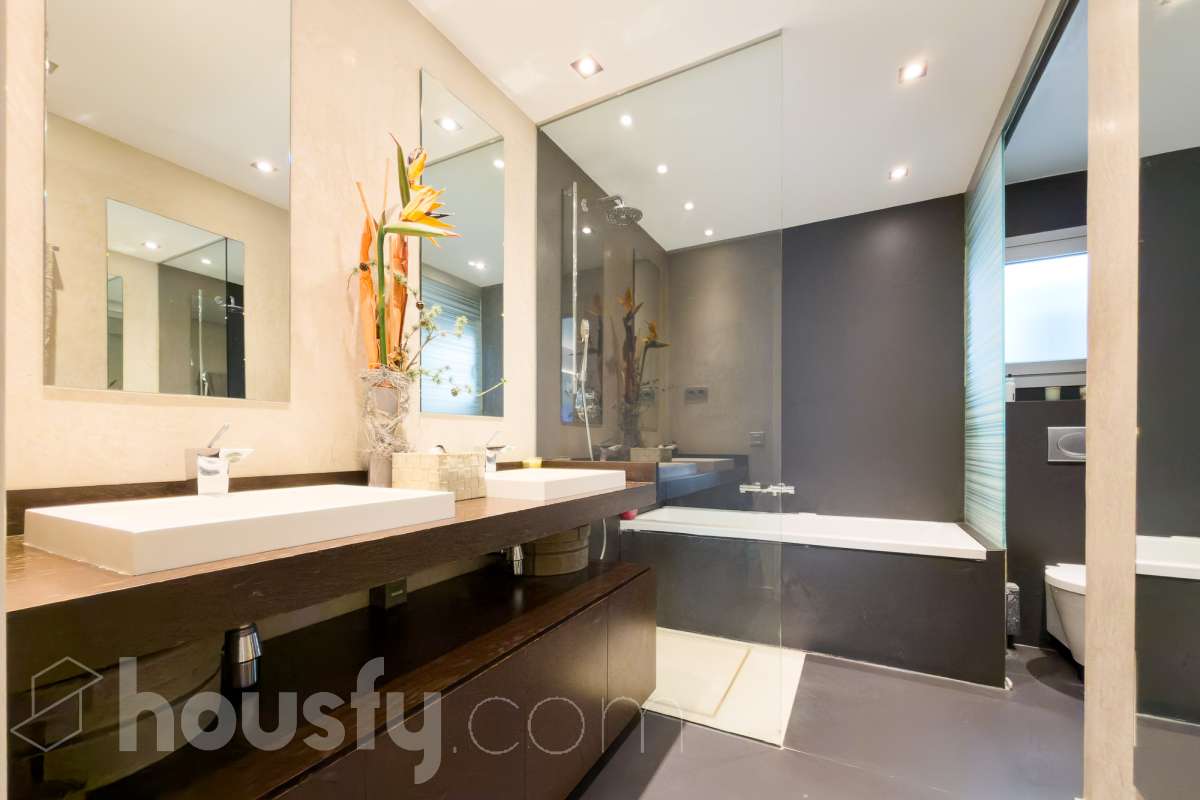 Exclusivo piso reformado en Pedralbes con terraza, piscina y jardín comunitario Ubicado en una de las zonas más prestigiosas y demandadas de Barcelona, este magnífico piso de 177 m² construidos ofrece amplitud, confort y una excelente calidad de vida. La vivienda dispone de 4 habitaciones, destacando una elegante suite principal con baño privado y acceso directo a la terraza, un espacio ideal para disfrutar de momentos de tranquilidad al aire libre. Además, cuenta con 3 baños completos, diseñados con acabados actuales y funcionales. Recientemente reformado, el piso combina un diseño contemporáneo con espacios luminosos y bien distribuidos, listo para entrar a vivir. La amplia terraza aporta una agradable conexión con el exterior y permite disfrutar del clima mediterráneo durante todo el año. La finca ofrece excelentes zonas comunes, incluyendo piscina comunitaria y jardín, perfectos para relajarse y disfrutar en familia. Características principales: * 177 m² construidos * 4 habitaciones * Suite principal con baño privado y salida a terraza * 3 baños completos * Vivienda reformada * Amplia terraza * Piscina comunitaria * Jardín comunitario * Ubicación privilegiada en Pedralbes Una oportunidad única para vivir en una de las áreas residenciales más exclusivas de Barcelona, rodeada de zonas verdes, prestigiosos colegios internacionales y excelentes comunicaciones. Solicite más información o una visita para descubrir todo el potencial de esta excepcional vivienda. Aviso legal El precio de venta no incluye gastos de la compraventa como notaría, registro, impuestos, ni tampoco honorarios agencia. Esta publicación no es vinculante. Consulta siempre la nota simple con Housfy antes de formalizar la compraventa. Sobre nosotros Housfy es la plataforma integral de servicios inmobiliarios. Nuestra combinación de expertos y tecnología pone al alcance de todo el mundo servicios cómodos, claros y seguros. AICAT número: 7922. Nos encargamos de la gestión y asesoramiento de la compra. ¡Olvídate de todo! Hacemos los trámites por ti. Y, si además necesitas financiación, ponemos a tu disposición un bróker hipotecario para ayudarte a conseguir las mejores condiciones para tu perfil económico. ¿Quieres visitarla? Contacta con Housfy y agenda tu visita sin compromiso. Más información en: housfy.com En cumplimiento de la Ley 8/2026 en Cataluña, el certificado de presencia o ausencia de amianto se encuentra en proceso de tramitación.-27