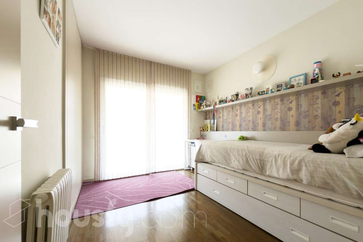 Exclusivo piso reformado en Pedralbes con terraza, piscina y jardín comunitario Ubicado en una de las zonas más prestigiosas y demandadas de Barcelona, este magnífico piso de 177 m² construidos ofrece amplitud, confort y una excelente calidad de vida. La vivienda dispone de 4 habitaciones, destacando una elegante suite principal con baño privado y acceso directo a la terraza, un espacio ideal para disfrutar de momentos de tranquilidad al aire libre. Además, cuenta con 3 baños completos, diseñados con acabados actuales y funcionales. Recientemente reformado, el piso combina un diseño contemporáneo con espacios luminosos y bien distribuidos, listo para entrar a vivir. La amplia terraza aporta una agradable conexión con el exterior y permite disfrutar del clima mediterráneo durante todo el año. La finca ofrece excelentes zonas comunes, incluyendo piscina comunitaria y jardín, perfectos para relajarse y disfrutar en familia. Características principales: * 177 m² construidos * 4 habitaciones * Suite principal con baño privado y salida a terraza * 3 baños completos * Vivienda reformada * Amplia terraza * Piscina comunitaria * Jardín comunitario * Ubicación privilegiada en Pedralbes Una oportunidad única para vivir en una de las áreas residenciales más exclusivas de Barcelona, rodeada de zonas verdes, prestigiosos colegios internacionales y excelentes comunicaciones. Solicite más información o una visita para descubrir todo el potencial de esta excepcional vivienda. Aviso legal El precio de venta no incluye gastos de la compraventa como notaría, registro, impuestos, ni tampoco honorarios agencia. Esta publicación no es vinculante. Consulta siempre la nota simple con Housfy antes de formalizar la compraventa. Sobre nosotros Housfy es la plataforma integral de servicios inmobiliarios. Nuestra combinación de expertos y tecnología pone al alcance de todo el mundo servicios cómodos, claros y seguros. AICAT número: 7922. Nos encargamos de la gestión y asesoramiento de la compra. ¡Olvídate de todo! Hacemos los trámites por ti. Y, si además necesitas financiación, ponemos a tu disposición un bróker hipotecario para ayudarte a conseguir las mejores condiciones para tu perfil económico. ¿Quieres visitarla? Contacta con Housfy y agenda tu visita sin compromiso. Más información en: housfy.com En cumplimiento de la Ley 8/2026 en Cataluña, el certificado de presencia o ausencia de amianto se encuentra en proceso de tramitación.-15