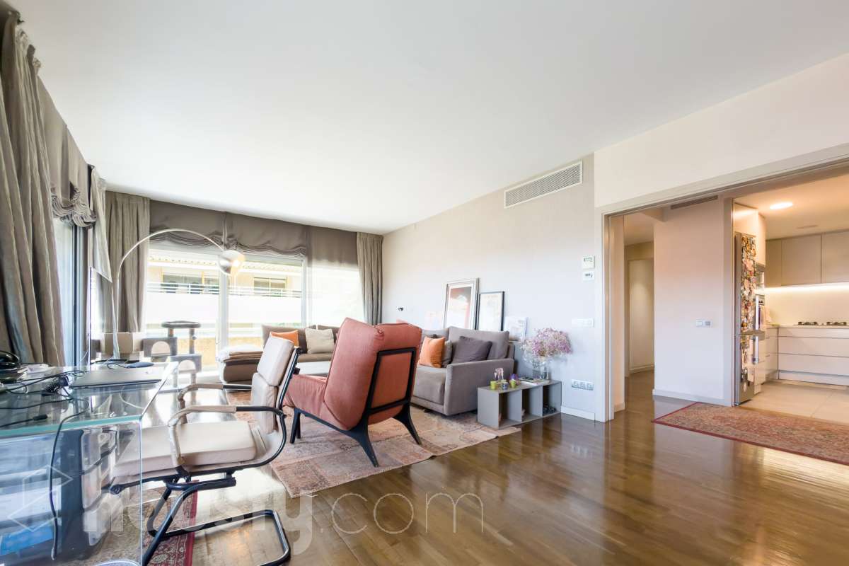 Exclusivo piso reformado en Pedralbes con terraza, piscina y jardín comunitario Ubicado en una de las zonas más prestigiosas y demandadas de Barcelona, este magnífico piso de 177 m² construidos ofrece amplitud, confort y una excelente calidad de vida. La vivienda dispone de 4 habitaciones, destacando una elegante suite principal con baño privado y acceso directo a la terraza, un espacio ideal para disfrutar de momentos de tranquilidad al aire libre. Además, cuenta con 3 baños completos, diseñados con acabados actuales y funcionales. Recientemente reformado, el piso combina un diseño contemporáneo con espacios luminosos y bien distribuidos, listo para entrar a vivir. La amplia terraza aporta una agradable conexión con el exterior y permite disfrutar del clima mediterráneo durante todo el año. La finca ofrece excelentes zonas comunes, incluyendo piscina comunitaria y jardín, perfectos para relajarse y disfrutar en familia. Características principales: * 177 m² construidos * 4 habitaciones * Suite principal con baño privado y salida a terraza * 3 baños completos * Vivienda reformada * Amplia terraza * Piscina comunitaria * Jardín comunitario * Ubicación privilegiada en Pedralbes Una oportunidad única para vivir en una de las áreas residenciales más exclusivas de Barcelona, rodeada de zonas verdes, prestigiosos colegios internacionales y excelentes comunicaciones. Solicite más información o una visita para descubrir todo el potencial de esta excepcional vivienda. Aviso legal El precio de venta no incluye gastos de la compraventa como notaría, registro, impuestos, ni tampoco honorarios agencia. Esta publicación no es vinculante. Consulta siempre la nota simple con Housfy antes de formalizar la compraventa. Sobre nosotros Housfy es la plataforma integral de servicios inmobiliarios. Nuestra combinación de expertos y tecnología pone al alcance de todo el mundo servicios cómodos, claros y seguros. AICAT número: 7922. Nos encargamos de la gestión y asesoramiento de la compra. ¡Olvídate de todo! Hacemos los trámites por ti. Y, si además necesitas financiación, ponemos a tu disposición un bróker hipotecario para ayudarte a conseguir las mejores condiciones para tu perfil económico. ¿Quieres visitarla? Contacta con Housfy y agenda tu visita sin compromiso. Más información en: housfy.com En cumplimiento de la Ley 8/2026 en Cataluña, el certificado de presencia o ausencia de amianto se encuentra en proceso de tramitación.-3