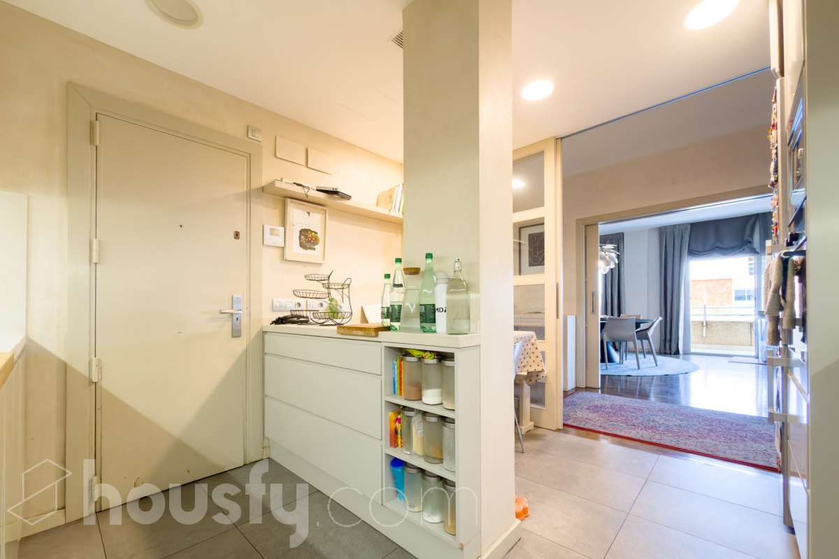 Exclusivo piso reformado en Pedralbes con terraza, piscina y jardín comunitario Ubicado en una de las zonas más prestigiosas y demandadas de Barcelona, este magnífico piso de 177 m² construidos ofrece amplitud, confort y una excelente calidad de vida. La vivienda dispone de 4 habitaciones, destacando una elegante suite principal con baño privado y acceso directo a la terraza, un espacio ideal para disfrutar de momentos de tranquilidad al aire libre. Además, cuenta con 3 baños completos, diseñados con acabados actuales y funcionales. Recientemente reformado, el piso combina un diseño contemporáneo con espacios luminosos y bien distribuidos, listo para entrar a vivir. La amplia terraza aporta una agradable conexión con el exterior y permite disfrutar del clima mediterráneo durante todo el año. La finca ofrece excelentes zonas comunes, incluyendo piscina comunitaria y jardín, perfectos para relajarse y disfrutar en familia. Características principales: * 177 m² construidos * 4 habitaciones * Suite principal con baño privado y salida a terraza * 3 baños completos * Vivienda reformada * Amplia terraza * Piscina comunitaria * Jardín comunitario * Ubicación privilegiada en Pedralbes Una oportunidad única para vivir en una de las áreas residenciales más exclusivas de Barcelona, rodeada de zonas verdes, prestigiosos colegios internacionales y excelentes comunicaciones. Solicite más información o una visita para descubrir todo el potencial de esta excepcional vivienda. Aviso legal El precio de venta no incluye gastos de la compraventa como notaría, registro, impuestos, ni tampoco honorarios agencia. Esta publicación no es vinculante. Consulta siempre la nota simple con Housfy antes de formalizar la compraventa. Sobre nosotros Housfy es la plataforma integral de servicios inmobiliarios. Nuestra combinación de expertos y tecnología pone al alcance de todo el mundo servicios cómodos, claros y seguros. AICAT número: 7922. Nos encargamos de la gestión y asesoramiento de la compra. ¡Olvídate de todo! Hacemos los trámites por ti. Y, si además necesitas financiación, ponemos a tu disposición un bróker hipotecario para ayudarte a conseguir las mejores condiciones para tu perfil económico. ¿Quieres visitarla? Contacta con Housfy y agenda tu visita sin compromiso. Más información en: housfy.com En cumplimiento de la Ley 8/2026 en Cataluña, el certificado de presencia o ausencia de amianto se encuentra en proceso de tramitación.-24