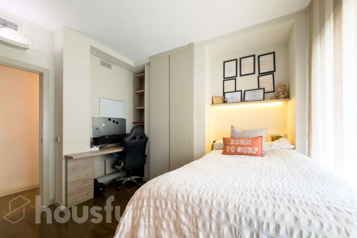 Exclusivo piso reformado en Pedralbes con terraza, piscina y jardín comunitario Ubicado en una de las zonas más prestigiosas y demandadas de Barcelona, este magnífico piso de 177 m² construidos ofrece amplitud, confort y una excelente calidad de vida. La vivienda dispone de 4 habitaciones, destacando una elegante suite principal con baño privado y acceso directo a la terraza, un espacio ideal para disfrutar de momentos de tranquilidad al aire libre. Además, cuenta con 3 baños completos, diseñados con acabados actuales y funcionales. Recientemente reformado, el piso combina un diseño contemporáneo con espacios luminosos y bien distribuidos, listo para entrar a vivir. La amplia terraza aporta una agradable conexión con el exterior y permite disfrutar del clima mediterráneo durante todo el año. La finca ofrece excelentes zonas comunes, incluyendo piscina comunitaria y jardín, perfectos para relajarse y disfrutar en familia. Características principales: * 177 m² construidos * 4 habitaciones * Suite principal con baño privado y salida a terraza * 3 baños completos * Vivienda reformada * Amplia terraza * Piscina comunitaria * Jardín comunitario * Ubicación privilegiada en Pedralbes Una oportunidad única para vivir en una de las áreas residenciales más exclusivas de Barcelona, rodeada de zonas verdes, prestigiosos colegios internacionales y excelentes comunicaciones. Solicite más información o una visita para descubrir todo el potencial de esta excepcional vivienda. Aviso legal El precio de venta no incluye gastos de la compraventa como notaría, registro, impuestos, ni tampoco honorarios agencia. Esta publicación no es vinculante. Consulta siempre la nota simple con Housfy antes de formalizar la compraventa. Sobre nosotros Housfy es la plataforma integral de servicios inmobiliarios. Nuestra combinación de expertos y tecnología pone al alcance de todo el mundo servicios cómodos, claros y seguros. AICAT número: 7922. Nos encargamos de la gestión y asesoramiento de la compra. ¡Olvídate de todo! Hacemos los trámites por ti. Y, si además necesitas financiación, ponemos a tu disposición un bróker hipotecario para ayudarte a conseguir las mejores condiciones para tu perfil económico. ¿Quieres visitarla? Contacta con Housfy y agenda tu visita sin compromiso. Más información en: housfy.com En cumplimiento de la Ley 8/2026 en Cataluña, el certificado de presencia o ausencia de amianto se encuentra en proceso de tramitación.-13