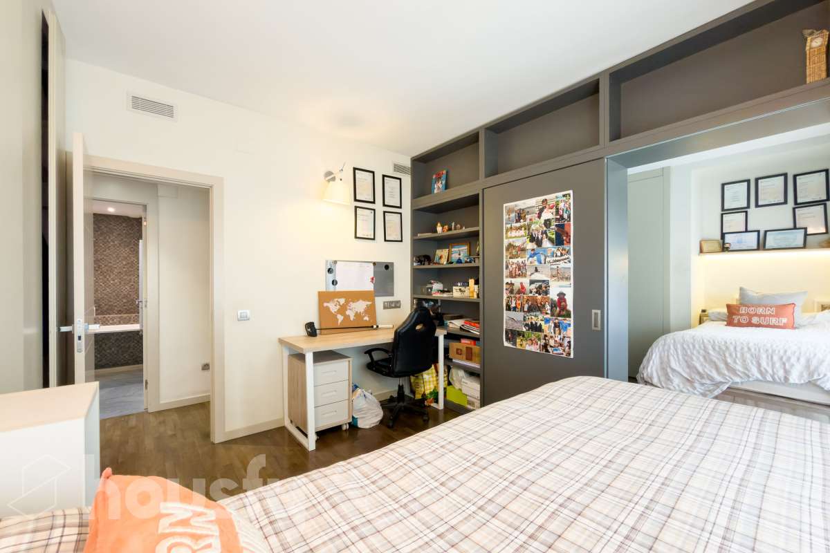 Exclusivo piso reformado en Pedralbes con terraza, piscina y jardín comunitario Ubicado en una de las zonas más prestigiosas y demandadas de Barcelona, este magnífico piso de 177 m² construidos ofrece amplitud, confort y una excelente calidad de vida. La vivienda dispone de 4 habitaciones, destacando una elegante suite principal con baño privado y acceso directo a la terraza, un espacio ideal para disfrutar de momentos de tranquilidad al aire libre. Además, cuenta con 3 baños completos, diseñados con acabados actuales y funcionales. Recientemente reformado, el piso combina un diseño contemporáneo con espacios luminosos y bien distribuidos, listo para entrar a vivir. La amplia terraza aporta una agradable conexión con el exterior y permite disfrutar del clima mediterráneo durante todo el año. La finca ofrece excelentes zonas comunes, incluyendo piscina comunitaria y jardín, perfectos para relajarse y disfrutar en familia. Características principales: * 177 m² construidos * 4 habitaciones * Suite principal con baño privado y salida a terraza * 3 baños completos * Vivienda reformada * Amplia terraza * Piscina comunitaria * Jardín comunitario * Ubicación privilegiada en Pedralbes Una oportunidad única para vivir en una de las áreas residenciales más exclusivas de Barcelona, rodeada de zonas verdes, prestigiosos colegios internacionales y excelentes comunicaciones. Solicite más información o una visita para descubrir todo el potencial de esta excepcional vivienda. Aviso legal El precio de venta no incluye gastos de la compraventa como notaría, registro, impuestos, ni tampoco honorarios agencia. Esta publicación no es vinculante. Consulta siempre la nota simple con Housfy antes de formalizar la compraventa. Sobre nosotros Housfy es la plataforma integral de servicios inmobiliarios. Nuestra combinación de expertos y tecnología pone al alcance de todo el mundo servicios cómodos, claros y seguros. AICAT número: 7922. Nos encargamos de la gestión y asesoramiento de la compra. ¡Olvídate de todo! Hacemos los trámites por ti. Y, si además necesitas financiación, ponemos a tu disposición un bróker hipotecario para ayudarte a conseguir las mejores condiciones para tu perfil económico. ¿Quieres visitarla? Contacta con Housfy y agenda tu visita sin compromiso. Más información en: housfy.com En cumplimiento de la Ley 8/2026 en Cataluña, el certificado de presencia o ausencia de amianto se encuentra en proceso de tramitación.-14