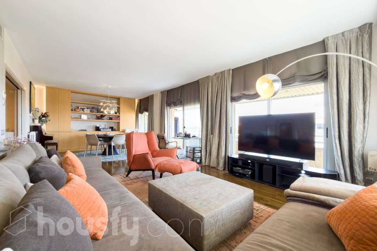 Exclusivo piso reformado en Pedralbes con terraza, piscina y jardín comunitario Ubicado en una de las zonas más prestigiosas y demandadas de Barcelona, este magnífico piso de 177 m² construidos ofrece amplitud, confort y una excelente calidad de vida. La vivienda dispone de 4 habitaciones, destacando una elegante suite principal con baño privado y acceso directo a la terraza, un espacio ideal para disfrutar de momentos de tranquilidad al aire libre. Además, cuenta con 3 baños completos, diseñados con acabados actuales y funcionales. Recientemente reformado, el piso combina un diseño contemporáneo con espacios luminosos y bien distribuidos, listo para entrar a vivir. La amplia terraza aporta una agradable conexión con el exterior y permite disfrutar del clima mediterráneo durante todo el año. La finca ofrece excelentes zonas comunes, incluyendo piscina comunitaria y jardín, perfectos para relajarse y disfrutar en familia. Características principales: * 177 m² construidos * 4 habitaciones * Suite principal con baño privado y salida a terraza * 3 baños completos * Vivienda reformada * Amplia terraza * Piscina comunitaria * Jardín comunitario * Ubicación privilegiada en Pedralbes Una oportunidad única para vivir en una de las áreas residenciales más exclusivas de Barcelona, rodeada de zonas verdes, prestigiosos colegios internacionales y excelentes comunicaciones. Solicite más información o una visita para descubrir todo el potencial de esta excepcional vivienda. Aviso legal El precio de venta no incluye gastos de la compraventa como notaría, registro, impuestos, ni tampoco honorarios agencia. Esta publicación no es vinculante. Consulta siempre la nota simple con Housfy antes de formalizar la compraventa. Sobre nosotros Housfy es la plataforma integral de servicios inmobiliarios. Nuestra combinación de expertos y tecnología pone al alcance de todo el mundo servicios cómodos, claros y seguros. AICAT número: 7922. Nos encargamos de la gestión y asesoramiento de la compra. ¡Olvídate de todo! Hacemos los trámites por ti. Y, si además necesitas financiación, ponemos a tu disposición un bróker hipotecario para ayudarte a conseguir las mejores condiciones para tu perfil económico. ¿Quieres visitarla? Contacta con Housfy y agenda tu visita sin compromiso. Más información en: housfy.com En cumplimiento de la Ley 8/2026 en Cataluña, el certificado de presencia o ausencia de amianto se encuentra en proceso de tramitación.-8