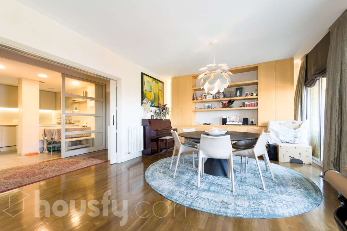 Exclusivo piso reformado en Pedralbes con terraza, piscina y jardín comunitario Ubicado en una de las zonas más prestigiosas y demandadas de Barcelona, este magnífico piso de 177 m² construidos ofrece amplitud, confort y una excelente calidad de vida. La vivienda dispone de 4 habitaciones, destacando una elegante suite principal con baño privado y acceso directo a la terraza, un espacio ideal para disfrutar de momentos de tranquilidad al aire libre. Además, cuenta con 3 baños completos, diseñados con acabados actuales y funcionales. Recientemente reformado, el piso combina un diseño contemporáneo con espacios luminosos y bien distribuidos, listo para entrar a vivir. La amplia terraza aporta una agradable conexión con el exterior y permite disfrutar del clima mediterráneo durante todo el año. La finca ofrece excelentes zonas comunes, incluyendo piscina comunitaria y jardín, perfectos para relajarse y disfrutar en familia. Características principales: * 177 m² construidos * 4 habitaciones * Suite principal con baño privado y salida a terraza * 3 baños completos * Vivienda reformada * Amplia terraza * Piscina comunitaria * Jardín comunitario * Ubicación privilegiada en Pedralbes Una oportunidad única para vivir en una de las áreas residenciales más exclusivas de Barcelona, rodeada de zonas verdes, prestigiosos colegios internacionales y excelentes comunicaciones. Solicite más información o una visita para descubrir todo el potencial de esta excepcional vivienda. Aviso legal El precio de venta no incluye gastos de la compraventa como notaría, registro, impuestos, ni tampoco honorarios agencia. Esta publicación no es vinculante. Consulta siempre la nota simple con Housfy antes de formalizar la compraventa. Sobre nosotros Housfy es la plataforma integral de servicios inmobiliarios. Nuestra combinación de expertos y tecnología pone al alcance de todo el mundo servicios cómodos, claros y seguros. AICAT número: 7922. Nos encargamos de la gestión y asesoramiento de la compra. ¡Olvídate de todo! Hacemos los trámites por ti. Y, si además necesitas financiación, ponemos a tu disposición un bróker hipotecario para ayudarte a conseguir las mejores condiciones para tu perfil económico. ¿Quieres visitarla? Contacta con Housfy y agenda tu visita sin compromiso. Más información en: housfy.com En cumplimiento de la Ley 8/2026 en Cataluña, el certificado de presencia o ausencia de amianto se encuentra en proceso de tramitación.-5
