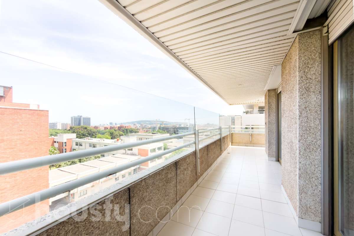 Exclusivo piso reformado en Pedralbes con terraza, piscina y jardín comunitario Ubicado en una de las zonas más prestigiosas y demandadas de Barcelona, este magnífico piso de 177 m² construidos ofrece amplitud, confort y una excelente calidad de vida. La vivienda dispone de 4 habitaciones, destacando una elegante suite principal con baño privado y acceso directo a la terraza, un espacio ideal para disfrutar de momentos de tranquilidad al aire libre. Además, cuenta con 3 baños completos, diseñados con acabados actuales y funcionales. Recientemente reformado, el piso combina un diseño contemporáneo con espacios luminosos y bien distribuidos, listo para entrar a vivir. La amplia terraza aporta una agradable conexión con el exterior y permite disfrutar del clima mediterráneo durante todo el año. La finca ofrece excelentes zonas comunes, incluyendo piscina comunitaria y jardín, perfectos para relajarse y disfrutar en familia. Características principales: * 177 m² construidos * 4 habitaciones * Suite principal con baño privado y salida a terraza * 3 baños completos * Vivienda reformada * Amplia terraza * Piscina comunitaria * Jardín comunitario * Ubicación privilegiada en Pedralbes Una oportunidad única para vivir en una de las áreas residenciales más exclusivas de Barcelona, rodeada de zonas verdes, prestigiosos colegios internacionales y excelentes comunicaciones. Solicite más información o una visita para descubrir todo el potencial de esta excepcional vivienda. Aviso legal El precio de venta no incluye gastos de la compraventa como notaría, registro, impuestos, ni tampoco honorarios agencia. Esta publicación no es vinculante. Consulta siempre la nota simple con Housfy antes de formalizar la compraventa. Sobre nosotros Housfy es la plataforma integral de servicios inmobiliarios. Nuestra combinación de expertos y tecnología pone al alcance de todo el mundo servicios cómodos, claros y seguros. AICAT número: 7922. Nos encargamos de la gestión y asesoramiento de la compra. ¡Olvídate de todo! Hacemos los trámites por ti. Y, si además necesitas financiación, ponemos a tu disposición un bróker hipotecario para ayudarte a conseguir las mejores condiciones para tu perfil económico. ¿Quieres visitarla? Contacta con Housfy y agenda tu visita sin compromiso. Más información en: housfy.com En cumplimiento de la Ley 8/2026 en Cataluña, el certificado de presencia o ausencia de amianto se encuentra en proceso de tramitación.-35