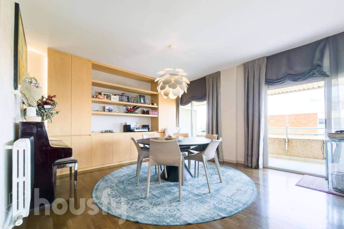 Exclusivo piso reformado en Pedralbes con terraza, piscina y jardín comunitario Ubicado en una de las zonas más prestigiosas y demandadas de Barcelona, este magnífico piso de 177 m² construidos ofrece amplitud, confort y una excelente calidad de vida. La vivienda dispone de 4 habitaciones, destacando una elegante suite principal con baño privado y acceso directo a la terraza, un espacio ideal para disfrutar de momentos de tranquilidad al aire libre. Además, cuenta con 3 baños completos, diseñados con acabados actuales y funcionales. Recientemente reformado, el piso combina un diseño contemporáneo con espacios luminosos y bien distribuidos, listo para entrar a vivir. La amplia terraza aporta una agradable conexión con el exterior y permite disfrutar del clima mediterráneo durante todo el año. La finca ofrece excelentes zonas comunes, incluyendo piscina comunitaria y jardín, perfectos para relajarse y disfrutar en familia. Características principales: * 177 m² construidos * 4 habitaciones * Suite principal con baño privado y salida a terraza * 3 baños completos * Vivienda reformada * Amplia terraza * Piscina comunitaria * Jardín comunitario * Ubicación privilegiada en Pedralbes Una oportunidad única para vivir en una de las áreas residenciales más exclusivas de Barcelona, rodeada de zonas verdes, prestigiosos colegios internacionales y excelentes comunicaciones. Solicite más información o una visita para descubrir todo el potencial de esta excepcional vivienda. Aviso legal El precio de venta no incluye gastos de la compraventa como notaría, registro, impuestos, ni tampoco honorarios agencia. Esta publicación no es vinculante. Consulta siempre la nota simple con Housfy antes de formalizar la compraventa. Sobre nosotros Housfy es la plataforma integral de servicios inmobiliarios. Nuestra combinación de expertos y tecnología pone al alcance de todo el mundo servicios cómodos, claros y seguros. AICAT número: 7922. Nos encargamos de la gestión y asesoramiento de la compra. ¡Olvídate de todo! Hacemos los trámites por ti. Y, si además necesitas financiación, ponemos a tu disposición un bróker hipotecario para ayudarte a conseguir las mejores condiciones para tu perfil económico. ¿Quieres visitarla? Contacta con Housfy y agenda tu visita sin compromiso. Más información en: housfy.com En cumplimiento de la Ley 8/2026 en Cataluña, el certificado de presencia o ausencia de amianto se encuentra en proceso de tramitación.-6