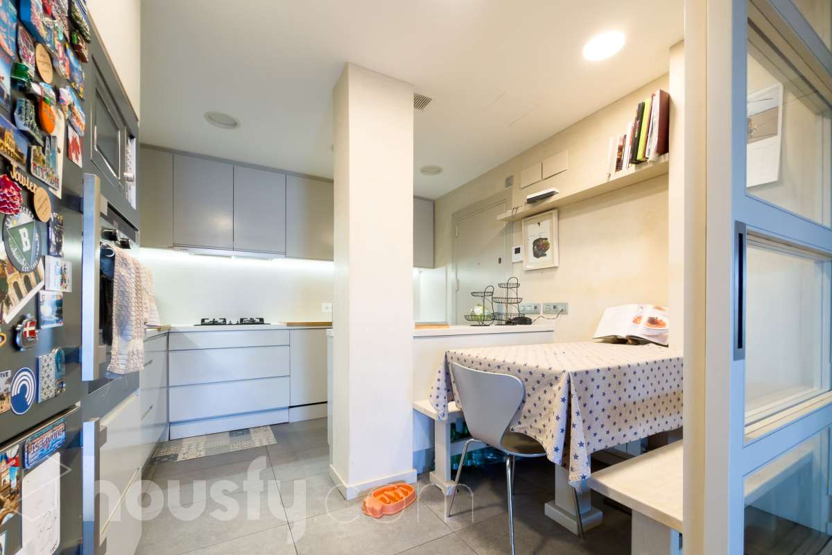 Exclusivo piso reformado en Pedralbes con terraza, piscina y jardín comunitario Ubicado en una de las zonas más prestigiosas y demandadas de Barcelona, este magnífico piso de 177 m² construidos ofrece amplitud, confort y una excelente calidad de vida. La vivienda dispone de 4 habitaciones, destacando una elegante suite principal con baño privado y acceso directo a la terraza, un espacio ideal para disfrutar de momentos de tranquilidad al aire libre. Además, cuenta con 3 baños completos, diseñados con acabados actuales y funcionales. Recientemente reformado, el piso combina un diseño contemporáneo con espacios luminosos y bien distribuidos, listo para entrar a vivir. La amplia terraza aporta una agradable conexión con el exterior y permite disfrutar del clima mediterráneo durante todo el año. La finca ofrece excelentes zonas comunes, incluyendo piscina comunitaria y jardín, perfectos para relajarse y disfrutar en familia. Características principales: * 177 m² construidos * 4 habitaciones * Suite principal con baño privado y salida a terraza * 3 baños completos * Vivienda reformada * Amplia terraza * Piscina comunitaria * Jardín comunitario * Ubicación privilegiada en Pedralbes Una oportunidad única para vivir en una de las áreas residenciales más exclusivas de Barcelona, rodeada de zonas verdes, prestigiosos colegios internacionales y excelentes comunicaciones. Solicite más información o una visita para descubrir todo el potencial de esta excepcional vivienda. Aviso legal El precio de venta no incluye gastos de la compraventa como notaría, registro, impuestos, ni tampoco honorarios agencia. Esta publicación no es vinculante. Consulta siempre la nota simple con Housfy antes de formalizar la compraventa. Sobre nosotros Housfy es la plataforma integral de servicios inmobiliarios. Nuestra combinación de expertos y tecnología pone al alcance de todo el mundo servicios cómodos, claros y seguros. AICAT número: 7922. Nos encargamos de la gestión y asesoramiento de la compra. ¡Olvídate de todo! Hacemos los trámites por ti. Y, si además necesitas financiación, ponemos a tu disposición un bróker hipotecario para ayudarte a conseguir las mejores condiciones para tu perfil económico. ¿Quieres visitarla? Contacta con Housfy y agenda tu visita sin compromiso. Más información en: housfy.com En cumplimiento de la Ley 8/2026 en Cataluña, el certificado de presencia o ausencia de amianto se encuentra en proceso de tramitación.-23