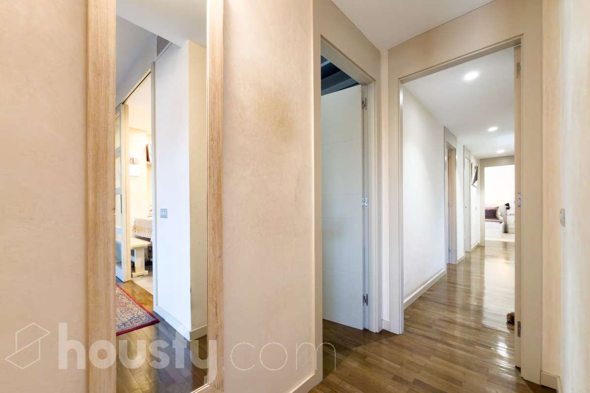Exclusivo piso reformado en Pedralbes con terraza, piscina y jardín comunitario Ubicado en una de las zonas más prestigiosas y demandadas de Barcelona, este magnífico piso de 177 m² construidos ofrece amplitud, confort y una excelente calidad de vida. La vivienda dispone de 4 habitaciones, destacando una elegante suite principal con baño privado y acceso directo a la terraza, un espacio ideal para disfrutar de momentos de tranquilidad al aire libre. Además, cuenta con 3 baños completos, diseñados con acabados actuales y funcionales. Recientemente reformado, el piso combina un diseño contemporáneo con espacios luminosos y bien distribuidos, listo para entrar a vivir. La amplia terraza aporta una agradable conexión con el exterior y permite disfrutar del clima mediterráneo durante todo el año. La finca ofrece excelentes zonas comunes, incluyendo piscina comunitaria y jardín, perfectos para relajarse y disfrutar en familia. Características principales: * 177 m² construidos * 4 habitaciones * Suite principal con baño privado y salida a terraza * 3 baños completos * Vivienda reformada * Amplia terraza * Piscina comunitaria * Jardín comunitario * Ubicación privilegiada en Pedralbes Una oportunidad única para vivir en una de las áreas residenciales más exclusivas de Barcelona, rodeada de zonas verdes, prestigiosos colegios internacionales y excelentes comunicaciones. Solicite más información o una visita para descubrir todo el potencial de esta excepcional vivienda. Aviso legal El precio de venta no incluye gastos de la compraventa como notaría, registro, impuestos, ni tampoco honorarios agencia. Esta publicación no es vinculante. Consulta siempre la nota simple con Housfy antes de formalizar la compraventa. Sobre nosotros Housfy es la plataforma integral de servicios inmobiliarios. Nuestra combinación de expertos y tecnología pone al alcance de todo el mundo servicios cómodos, claros y seguros. AICAT número: 7922. Nos encargamos de la gestión y asesoramiento de la compra. ¡Olvídate de todo! Hacemos los trámites por ti. Y, si además necesitas financiación, ponemos a tu disposición un bróker hipotecario para ayudarte a conseguir las mejores condiciones para tu perfil económico. ¿Quieres visitarla? Contacta con Housfy y agenda tu visita sin compromiso. Más información en: housfy.com En cumplimiento de la Ley 8/2026 en Cataluña, el certificado de presencia o ausencia de amianto se encuentra en proceso de tramitación.-20