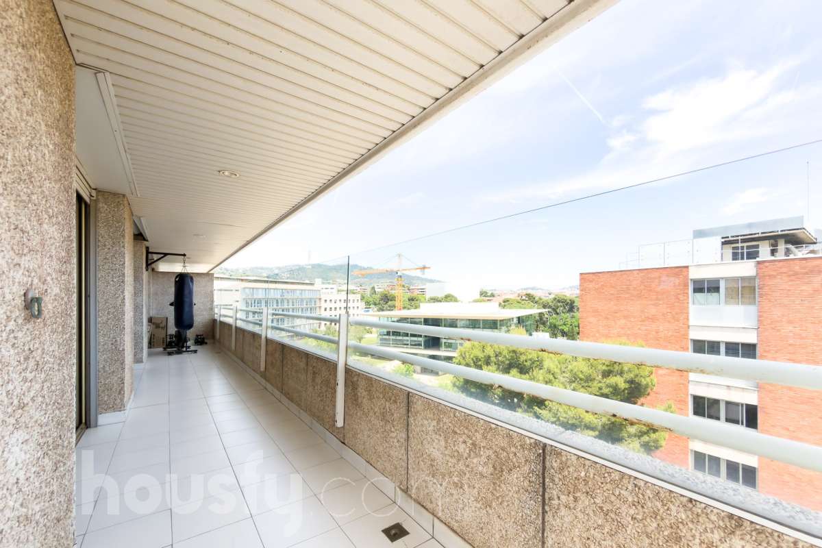 Exclusivo piso reformado en Pedralbes con terraza, piscina y jardín comunitario Ubicado en una de las zonas más prestigiosas y demandadas de Barcelona, este magnífico piso de 177 m² construidos ofrece amplitud, confort y una excelente calidad de vida. La vivienda dispone de 4 habitaciones, destacando una elegante suite principal con baño privado y acceso directo a la terraza, un espacio ideal para disfrutar de momentos de tranquilidad al aire libre. Además, cuenta con 3 baños completos, diseñados con acabados actuales y funcionales. Recientemente reformado, el piso combina un diseño contemporáneo con espacios luminosos y bien distribuidos, listo para entrar a vivir. La amplia terraza aporta una agradable conexión con el exterior y permite disfrutar del clima mediterráneo durante todo el año. La finca ofrece excelentes zonas comunes, incluyendo piscina comunitaria y jardín, perfectos para relajarse y disfrutar en familia. Características principales: * 177 m² construidos * 4 habitaciones * Suite principal con baño privado y salida a terraza * 3 baños completos * Vivienda reformada * Amplia terraza * Piscina comunitaria * Jardín comunitario * Ubicación privilegiada en Pedralbes Una oportunidad única para vivir en una de las áreas residenciales más exclusivas de Barcelona, rodeada de zonas verdes, prestigiosos colegios internacionales y excelentes comunicaciones. Solicite más información o una visita para descubrir todo el potencial de esta excepcional vivienda. Aviso legal El precio de venta no incluye gastos de la compraventa como notaría, registro, impuestos, ni tampoco honorarios agencia. Esta publicación no es vinculante. Consulta siempre la nota simple con Housfy antes de formalizar la compraventa. Sobre nosotros Housfy es la plataforma integral de servicios inmobiliarios. Nuestra combinación de expertos y tecnología pone al alcance de todo el mundo servicios cómodos, claros y seguros. AICAT número: 7922. Nos encargamos de la gestión y asesoramiento de la compra. ¡Olvídate de todo! Hacemos los trámites por ti. Y, si además necesitas financiación, ponemos a tu disposición un bróker hipotecario para ayudarte a conseguir las mejores condiciones para tu perfil económico. ¿Quieres visitarla? Contacta con Housfy y agenda tu visita sin compromiso. Más información en: housfy.com En cumplimiento de la Ley 8/2026 en Cataluña, el certificado de presencia o ausencia de amianto se encuentra en proceso de tramitación.-36