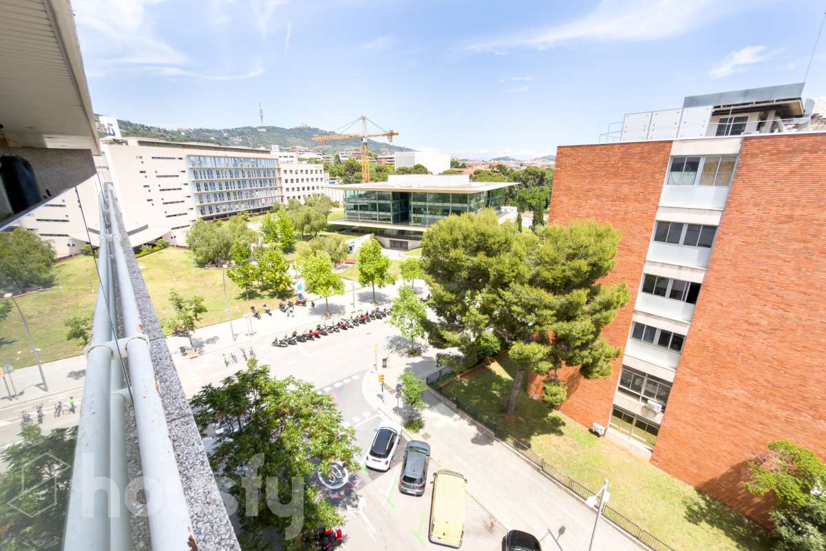 Exclusivo piso reformado en Pedralbes con terraza, piscina y jardín comunitario Ubicado en una de las zonas más prestigiosas y demandadas de Barcelona, este magnífico piso de 177 m² construidos ofrece amplitud, confort y una excelente calidad de vida. La vivienda dispone de 4 habitaciones, destacando una elegante suite principal con baño privado y acceso directo a la terraza, un espacio ideal para disfrutar de momentos de tranquilidad al aire libre. Además, cuenta con 3 baños completos, diseñados con acabados actuales y funcionales. Recientemente reformado, el piso combina un diseño contemporáneo con espacios luminosos y bien distribuidos, listo para entrar a vivir. La amplia terraza aporta una agradable conexión con el exterior y permite disfrutar del clima mediterráneo durante todo el año. La finca ofrece excelentes zonas comunes, incluyendo piscina comunitaria y jardín, perfectos para relajarse y disfrutar en familia. Características principales: * 177 m² construidos * 4 habitaciones * Suite principal con baño privado y salida a terraza * 3 baños completos * Vivienda reformada * Amplia terraza * Piscina comunitaria * Jardín comunitario * Ubicación privilegiada en Pedralbes Una oportunidad única para vivir en una de las áreas residenciales más exclusivas de Barcelona, rodeada de zonas verdes, prestigiosos colegios internacionales y excelentes comunicaciones. Solicite más información o una visita para descubrir todo el potencial de esta excepcional vivienda. Aviso legal El precio de venta no incluye gastos de la compraventa como notaría, registro, impuestos, ni tampoco honorarios agencia. Esta publicación no es vinculante. Consulta siempre la nota simple con Housfy antes de formalizar la compraventa. Sobre nosotros Housfy es la plataforma integral de servicios inmobiliarios. Nuestra combinación de expertos y tecnología pone al alcance de todo el mundo servicios cómodos, claros y seguros. AICAT número: 7922. Nos encargamos de la gestión y asesoramiento de la compra. ¡Olvídate de todo! Hacemos los trámites por ti. Y, si además necesitas financiación, ponemos a tu disposición un bróker hipotecario para ayudarte a conseguir las mejores condiciones para tu perfil económico. ¿Quieres visitarla? Contacta con Housfy y agenda tu visita sin compromiso. Más información en: housfy.com En cumplimiento de la Ley 8/2026 en Cataluña, el certificado de presencia o ausencia de amianto se encuentra en proceso de tramitación.-37