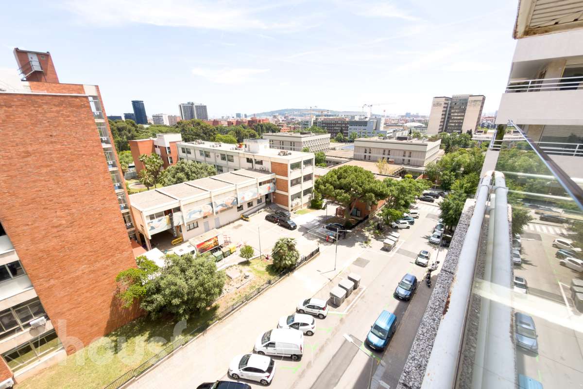Exclusivo piso reformado en Pedralbes con terraza, piscina y jardín comunitario Ubicado en una de las zonas más prestigiosas y demandadas de Barcelona, este magnífico piso de 177 m² construidos ofrece amplitud, confort y una excelente calidad de vida. La vivienda dispone de 4 habitaciones, destacando una elegante suite principal con baño privado y acceso directo a la terraza, un espacio ideal para disfrutar de momentos de tranquilidad al aire libre. Además, cuenta con 3 baños completos, diseñados con acabados actuales y funcionales. Recientemente reformado, el piso combina un diseño contemporáneo con espacios luminosos y bien distribuidos, listo para entrar a vivir. La amplia terraza aporta una agradable conexión con el exterior y permite disfrutar del clima mediterráneo durante todo el año. La finca ofrece excelentes zonas comunes, incluyendo piscina comunitaria y jardín, perfectos para relajarse y disfrutar en familia. Características principales: * 177 m² construidos * 4 habitaciones * Suite principal con baño privado y salida a terraza * 3 baños completos * Vivienda reformada * Amplia terraza * Piscina comunitaria * Jardín comunitario * Ubicación privilegiada en Pedralbes Una oportunidad única para vivir en una de las áreas residenciales más exclusivas de Barcelona, rodeada de zonas verdes, prestigiosos colegios internacionales y excelentes comunicaciones. Solicite más información o una visita para descubrir todo el potencial de esta excepcional vivienda. Aviso legal El precio de venta no incluye gastos de la compraventa como notaría, registro, impuestos, ni tampoco honorarios agencia. Esta publicación no es vinculante. Consulta siempre la nota simple con Housfy antes de formalizar la compraventa. Sobre nosotros Housfy es la plataforma integral de servicios inmobiliarios. Nuestra combinación de expertos y tecnología pone al alcance de todo el mundo servicios cómodos, claros y seguros. AICAT número: 7922. Nos encargamos de la gestión y asesoramiento de la compra. ¡Olvídate de todo! Hacemos los trámites por ti. Y, si además necesitas financiación, ponemos a tu disposición un bróker hipotecario para ayudarte a conseguir las mejores condiciones para tu perfil económico. ¿Quieres visitarla? Contacta con Housfy y agenda tu visita sin compromiso. Más información en: housfy.com En cumplimiento de la Ley 8/2026 en Cataluña, el certificado de presencia o ausencia de amianto se encuentra en proceso de tramitación.-39