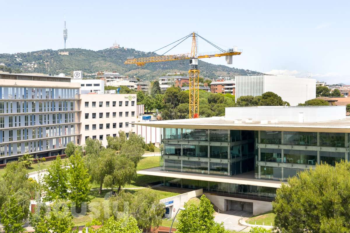 Exclusivo piso reformado en Pedralbes con terraza, piscina y jardín comunitario Ubicado en una de las zonas más prestigiosas y demandadas de Barcelona, este magnífico piso de 177 m² construidos ofrece amplitud, confort y una excelente calidad de vida. La vivienda dispone de 4 habitaciones, destacando una elegante suite principal con baño privado y acceso directo a la terraza, un espacio ideal para disfrutar de momentos de tranquilidad al aire libre. Además, cuenta con 3 baños completos, diseñados con acabados actuales y funcionales. Recientemente reformado, el piso combina un diseño contemporáneo con espacios luminosos y bien distribuidos, listo para entrar a vivir. La amplia terraza aporta una agradable conexión con el exterior y permite disfrutar del clima mediterráneo durante todo el año. La finca ofrece excelentes zonas comunes, incluyendo piscina comunitaria y jardín, perfectos para relajarse y disfrutar en familia. Características principales: * 177 m² construidos * 4 habitaciones * Suite principal con baño privado y salida a terraza * 3 baños completos * Vivienda reformada * Amplia terraza * Piscina comunitaria * Jardín comunitario * Ubicación privilegiada en Pedralbes Una oportunidad única para vivir en una de las áreas residenciales más exclusivas de Barcelona, rodeada de zonas verdes, prestigiosos colegios internacionales y excelentes comunicaciones. Solicite más información o una visita para descubrir todo el potencial de esta excepcional vivienda. Aviso legal El precio de venta no incluye gastos de la compraventa como notaría, registro, impuestos, ni tampoco honorarios agencia. Esta publicación no es vinculante. Consulta siempre la nota simple con Housfy antes de formalizar la compraventa. Sobre nosotros Housfy es la plataforma integral de servicios inmobiliarios. Nuestra combinación de expertos y tecnología pone al alcance de todo el mundo servicios cómodos, claros y seguros. AICAT número: 7922. Nos encargamos de la gestión y asesoramiento de la compra. ¡Olvídate de todo! Hacemos los trámites por ti. Y, si además necesitas financiación, ponemos a tu disposición un bróker hipotecario para ayudarte a conseguir las mejores condiciones para tu perfil económico. ¿Quieres visitarla? Contacta con Housfy y agenda tu visita sin compromiso. Más información en: housfy.com En cumplimiento de la Ley 8/2026 en Cataluña, el certificado de presencia o ausencia de amianto se encuentra en proceso de tramitación.-38