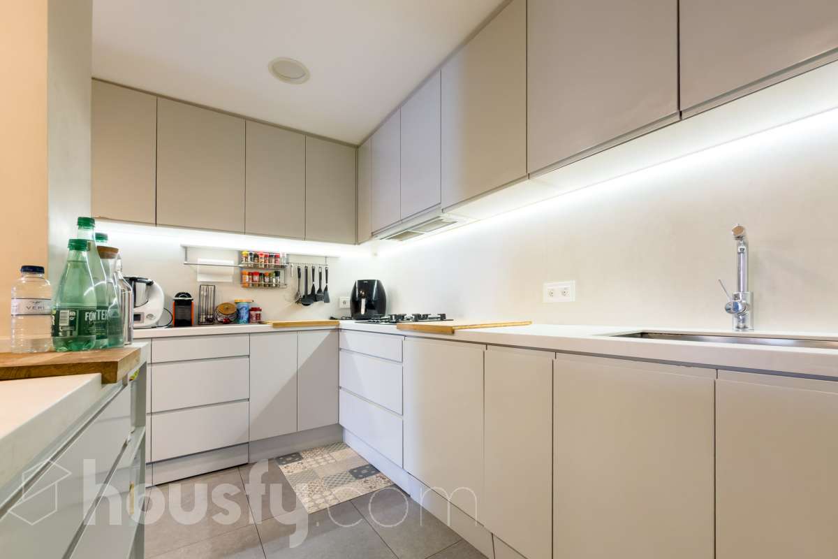 Exclusivo piso reformado en Pedralbes con terraza, piscina y jardín comunitario Ubicado en una de las zonas más prestigiosas y demandadas de Barcelona, este magnífico piso de 177 m² construidos ofrece amplitud, confort y una excelente calidad de vida. La vivienda dispone de 4 habitaciones, destacando una elegante suite principal con baño privado y acceso directo a la terraza, un espacio ideal para disfrutar de momentos de tranquilidad al aire libre. Además, cuenta con 3 baños completos, diseñados con acabados actuales y funcionales. Recientemente reformado, el piso combina un diseño contemporáneo con espacios luminosos y bien distribuidos, listo para entrar a vivir. La amplia terraza aporta una agradable conexión con el exterior y permite disfrutar del clima mediterráneo durante todo el año. La finca ofrece excelentes zonas comunes, incluyendo piscina comunitaria y jardín, perfectos para relajarse y disfrutar en familia. Características principales: * 177 m² construidos * 4 habitaciones * Suite principal con baño privado y salida a terraza * 3 baños completos * Vivienda reformada * Amplia terraza * Piscina comunitaria * Jardín comunitario * Ubicación privilegiada en Pedralbes Una oportunidad única para vivir en una de las áreas residenciales más exclusivas de Barcelona, rodeada de zonas verdes, prestigiosos colegios internacionales y excelentes comunicaciones. Solicite más información o una visita para descubrir todo el potencial de esta excepcional vivienda. Aviso legal El precio de venta no incluye gastos de la compraventa como notaría, registro, impuestos, ni tampoco honorarios agencia. Esta publicación no es vinculante. Consulta siempre la nota simple con Housfy antes de formalizar la compraventa. Sobre nosotros Housfy es la plataforma integral de servicios inmobiliarios. Nuestra combinación de expertos y tecnología pone al alcance de todo el mundo servicios cómodos, claros y seguros. AICAT número: 7922. Nos encargamos de la gestión y asesoramiento de la compra. ¡Olvídate de todo! Hacemos los trámites por ti. Y, si además necesitas financiación, ponemos a tu disposición un bróker hipotecario para ayudarte a conseguir las mejores condiciones para tu perfil económico. ¿Quieres visitarla? Contacta con Housfy y agenda tu visita sin compromiso. Más información en: housfy.com En cumplimiento de la Ley 8/2026 en Cataluña, el certificado de presencia o ausencia de amianto se encuentra en proceso de tramitación.-22