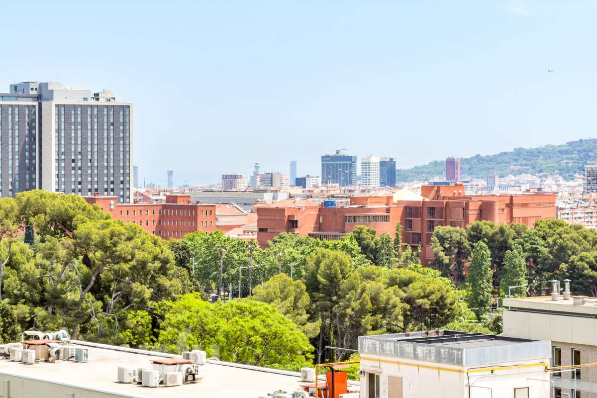 Exclusivo piso reformado en Pedralbes con terraza, piscina y jardín comunitario Ubicado en una de las zonas más prestigiosas y demandadas de Barcelona, este magnífico piso de 177 m² construidos ofrece amplitud, confort y una excelente calidad de vida. La vivienda dispone de 4 habitaciones, destacando una elegante suite principal con baño privado y acceso directo a la terraza, un espacio ideal para disfrutar de momentos de tranquilidad al aire libre. Además, cuenta con 3 baños completos, diseñados con acabados actuales y funcionales. Recientemente reformado, el piso combina un diseño contemporáneo con espacios luminosos y bien distribuidos, listo para entrar a vivir. La amplia terraza aporta una agradable conexión con el exterior y permite disfrutar del clima mediterráneo durante todo el año. La finca ofrece excelentes zonas comunes, incluyendo piscina comunitaria y jardín, perfectos para relajarse y disfrutar en familia. Características principales: * 177 m² construidos * 4 habitaciones * Suite principal con baño privado y salida a terraza * 3 baños completos * Vivienda reformada * Amplia terraza * Piscina comunitaria * Jardín comunitario * Ubicación privilegiada en Pedralbes Una oportunidad única para vivir en una de las áreas residenciales más exclusivas de Barcelona, rodeada de zonas verdes, prestigiosos colegios internacionales y excelentes comunicaciones. Solicite más información o una visita para descubrir todo el potencial de esta excepcional vivienda. Aviso legal El precio de venta no incluye gastos de la compraventa como notaría, registro, impuestos, ni tampoco honorarios agencia. Esta publicación no es vinculante. Consulta siempre la nota simple con Housfy antes de formalizar la compraventa. Sobre nosotros Housfy es la plataforma integral de servicios inmobiliarios. Nuestra combinación de expertos y tecnología pone al alcance de todo el mundo servicios cómodos, claros y seguros. AICAT número: 7922. Nos encargamos de la gestión y asesoramiento de la compra. ¡Olvídate de todo! Hacemos los trámites por ti. Y, si además necesitas financiación, ponemos a tu disposición un bróker hipotecario para ayudarte a conseguir las mejores condiciones para tu perfil económico. ¿Quieres visitarla? Contacta con Housfy y agenda tu visita sin compromiso. Más información en: housfy.com En cumplimiento de la Ley 8/2026 en Cataluña, el certificado de presencia o ausencia de amianto se encuentra en proceso de tramitación.-40