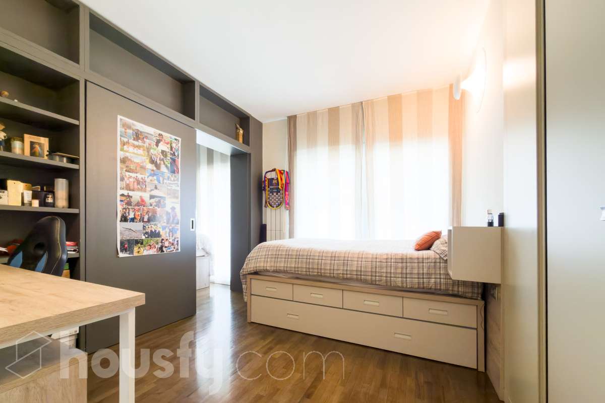 Exclusivo piso reformado en Pedralbes con terraza, piscina y jardín comunitario Ubicado en una de las zonas más prestigiosas y demandadas de Barcelona, este magnífico piso de 177 m² construidos ofrece amplitud, confort y una excelente calidad de vida. La vivienda dispone de 4 habitaciones, destacando una elegante suite principal con baño privado y acceso directo a la terraza, un espacio ideal para disfrutar de momentos de tranquilidad al aire libre. Además, cuenta con 3 baños completos, diseñados con acabados actuales y funcionales. Recientemente reformado, el piso combina un diseño contemporáneo con espacios luminosos y bien distribuidos, listo para entrar a vivir. La amplia terraza aporta una agradable conexión con el exterior y permite disfrutar del clima mediterráneo durante todo el año. La finca ofrece excelentes zonas comunes, incluyendo piscina comunitaria y jardín, perfectos para relajarse y disfrutar en familia. Características principales: * 177 m² construidos * 4 habitaciones * Suite principal con baño privado y salida a terraza * 3 baños completos * Vivienda reformada * Amplia terraza * Piscina comunitaria * Jardín comunitario * Ubicación privilegiada en Pedralbes Una oportunidad única para vivir en una de las áreas residenciales más exclusivas de Barcelona, rodeada de zonas verdes, prestigiosos colegios internacionales y excelentes comunicaciones. Solicite más información o una visita para descubrir todo el potencial de esta excepcional vivienda. Aviso legal El precio de venta no incluye gastos de la compraventa como notaría, registro, impuestos, ni tampoco honorarios agencia. Esta publicación no es vinculante. Consulta siempre la nota simple con Housfy antes de formalizar la compraventa. Sobre nosotros Housfy es la plataforma integral de servicios inmobiliarios. Nuestra combinación de expertos y tecnología pone al alcance de todo el mundo servicios cómodos, claros y seguros. AICAT número: 7922. Nos encargamos de la gestión y asesoramiento de la compra. ¡Olvídate de todo! Hacemos los trámites por ti. Y, si además necesitas financiación, ponemos a tu disposición un bróker hipotecario para ayudarte a conseguir las mejores condiciones para tu perfil económico. ¿Quieres visitarla? Contacta con Housfy y agenda tu visita sin compromiso. Más información en: housfy.com En cumplimiento de la Ley 8/2026 en Cataluña, el certificado de presencia o ausencia de amianto se encuentra en proceso de tramitación.-11