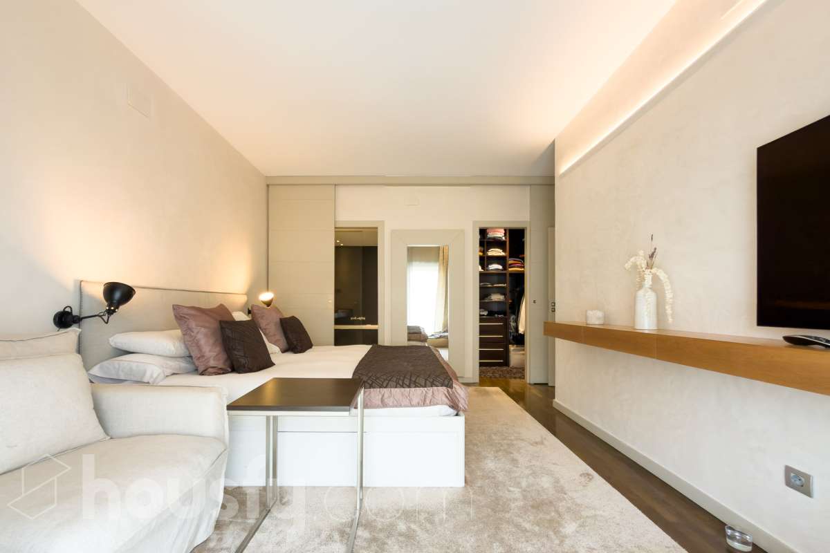 Exclusivo piso reformado en Pedralbes con terraza, piscina y jardín comunitario Ubicado en una de las zonas más prestigiosas y demandadas de Barcelona, este magnífico piso de 177 m² construidos ofrece amplitud, confort y una excelente calidad de vida. La vivienda dispone de 4 habitaciones, destacando una elegante suite principal con baño privado y acceso directo a la terraza, un espacio ideal para disfrutar de momentos de tranquilidad al aire libre. Además, cuenta con 3 baños completos, diseñados con acabados actuales y funcionales. Recientemente reformado, el piso combina un diseño contemporáneo con espacios luminosos y bien distribuidos, listo para entrar a vivir. La amplia terraza aporta una agradable conexión con el exterior y permite disfrutar del clima mediterráneo durante todo el año. La finca ofrece excelentes zonas comunes, incluyendo piscina comunitaria y jardín, perfectos para relajarse y disfrutar en familia. Características principales: * 177 m² construidos * 4 habitaciones * Suite principal con baño privado y salida a terraza * 3 baños completos * Vivienda reformada * Amplia terraza * Piscina comunitaria * Jardín comunitario * Ubicación privilegiada en Pedralbes Una oportunidad única para vivir en una de las áreas residenciales más exclusivas de Barcelona, rodeada de zonas verdes, prestigiosos colegios internacionales y excelentes comunicaciones. Solicite más información o una visita para descubrir todo el potencial de esta excepcional vivienda. Aviso legal El precio de venta no incluye gastos de la compraventa como notaría, registro, impuestos, ni tampoco honorarios agencia. Esta publicación no es vinculante. Consulta siempre la nota simple con Housfy antes de formalizar la compraventa. Sobre nosotros Housfy es la plataforma integral de servicios inmobiliarios. Nuestra combinación de expertos y tecnología pone al alcance de todo el mundo servicios cómodos, claros y seguros. AICAT número: 7922. Nos encargamos de la gestión y asesoramiento de la compra. ¡Olvídate de todo! Hacemos los trámites por ti. Y, si además necesitas financiación, ponemos a tu disposición un bróker hipotecario para ayudarte a conseguir las mejores condiciones para tu perfil económico. ¿Quieres visitarla? Contacta con Housfy y agenda tu visita sin compromiso. Más información en: housfy.com En cumplimiento de la Ley 8/2026 en Cataluña, el certificado de presencia o ausencia de amianto se encuentra en proceso de tramitación.-18