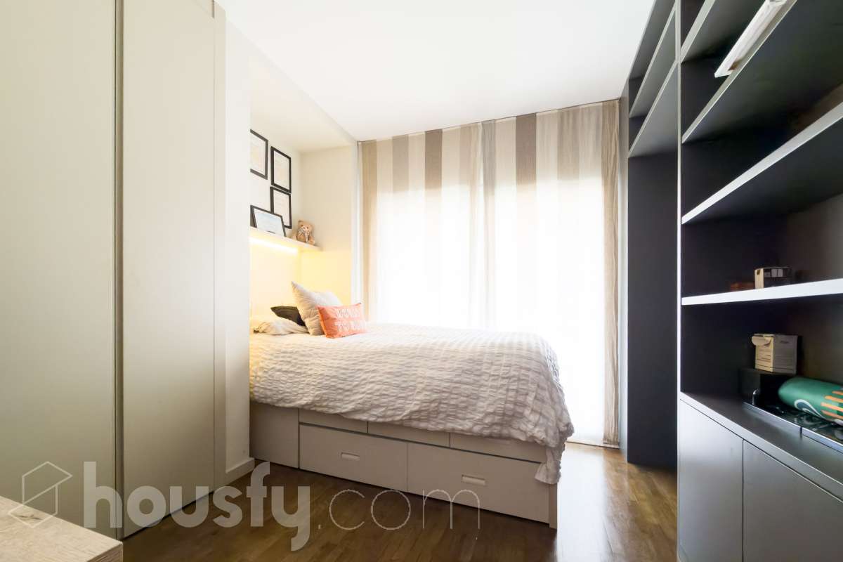 Exclusivo piso reformado en Pedralbes con terraza, piscina y jardín comunitario Ubicado en una de las zonas más prestigiosas y demandadas de Barcelona, este magnífico piso de 177 m² construidos ofrece amplitud, confort y una excelente calidad de vida. La vivienda dispone de 4 habitaciones, destacando una elegante suite principal con baño privado y acceso directo a la terraza, un espacio ideal para disfrutar de momentos de tranquilidad al aire libre. Además, cuenta con 3 baños completos, diseñados con acabados actuales y funcionales. Recientemente reformado, el piso combina un diseño contemporáneo con espacios luminosos y bien distribuidos, listo para entrar a vivir. La amplia terraza aporta una agradable conexión con el exterior y permite disfrutar del clima mediterráneo durante todo el año. La finca ofrece excelentes zonas comunes, incluyendo piscina comunitaria y jardín, perfectos para relajarse y disfrutar en familia. Características principales: * 177 m² construidos * 4 habitaciones * Suite principal con baño privado y salida a terraza * 3 baños completos * Vivienda reformada * Amplia terraza * Piscina comunitaria * Jardín comunitario * Ubicación privilegiada en Pedralbes Una oportunidad única para vivir en una de las áreas residenciales más exclusivas de Barcelona, rodeada de zonas verdes, prestigiosos colegios internacionales y excelentes comunicaciones. Solicite más información o una visita para descubrir todo el potencial de esta excepcional vivienda. Aviso legal El precio de venta no incluye gastos de la compraventa como notaría, registro, impuestos, ni tampoco honorarios agencia. Esta publicación no es vinculante. Consulta siempre la nota simple con Housfy antes de formalizar la compraventa. Sobre nosotros Housfy es la plataforma integral de servicios inmobiliarios. Nuestra combinación de expertos y tecnología pone al alcance de todo el mundo servicios cómodos, claros y seguros. AICAT número: 7922. Nos encargamos de la gestión y asesoramiento de la compra. ¡Olvídate de todo! Hacemos los trámites por ti. Y, si además necesitas financiación, ponemos a tu disposición un bróker hipotecario para ayudarte a conseguir las mejores condiciones para tu perfil económico. ¿Quieres visitarla? Contacta con Housfy y agenda tu visita sin compromiso. Más información en: housfy.com En cumplimiento de la Ley 8/2026 en Cataluña, el certificado de presencia o ausencia de amianto se encuentra en proceso de tramitación.-12