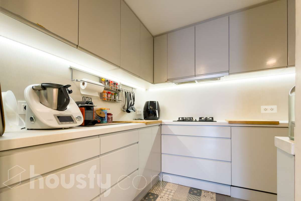 Exclusivo piso reformado en Pedralbes con terraza, piscina y jardín comunitario Ubicado en una de las zonas más prestigiosas y demandadas de Barcelona, este magnífico piso de 177 m² construidos ofrece amplitud, confort y una excelente calidad de vida. La vivienda dispone de 4 habitaciones, destacando una elegante suite principal con baño privado y acceso directo a la terraza, un espacio ideal para disfrutar de momentos de tranquilidad al aire libre. Además, cuenta con 3 baños completos, diseñados con acabados actuales y funcionales. Recientemente reformado, el piso combina un diseño contemporáneo con espacios luminosos y bien distribuidos, listo para entrar a vivir. La amplia terraza aporta una agradable conexión con el exterior y permite disfrutar del clima mediterráneo durante todo el año. La finca ofrece excelentes zonas comunes, incluyendo piscina comunitaria y jardín, perfectos para relajarse y disfrutar en familia. Características principales: * 177 m² construidos * 4 habitaciones * Suite principal con baño privado y salida a terraza * 3 baños completos * Vivienda reformada * Amplia terraza * Piscina comunitaria * Jardín comunitario * Ubicación privilegiada en Pedralbes Una oportunidad única para vivir en una de las áreas residenciales más exclusivas de Barcelona, rodeada de zonas verdes, prestigiosos colegios internacionales y excelentes comunicaciones. Solicite más información o una visita para descubrir todo el potencial de esta excepcional vivienda. Aviso legal El precio de venta no incluye gastos de la compraventa como notaría, registro, impuestos, ni tampoco honorarios agencia. Esta publicación no es vinculante. Consulta siempre la nota simple con Housfy antes de formalizar la compraventa. Sobre nosotros Housfy es la plataforma integral de servicios inmobiliarios. Nuestra combinación de expertos y tecnología pone al alcance de todo el mundo servicios cómodos, claros y seguros. AICAT número: 7922. Nos encargamos de la gestión y asesoramiento de la compra. ¡Olvídate de todo! Hacemos los trámites por ti. Y, si además necesitas financiación, ponemos a tu disposición un bróker hipotecario para ayudarte a conseguir las mejores condiciones para tu perfil económico. ¿Quieres visitarla? Contacta con Housfy y agenda tu visita sin compromiso. Más información en: housfy.com En cumplimiento de la Ley 8/2026 en Cataluña, el certificado de presencia o ausencia de amianto se encuentra en proceso de tramitación.-21