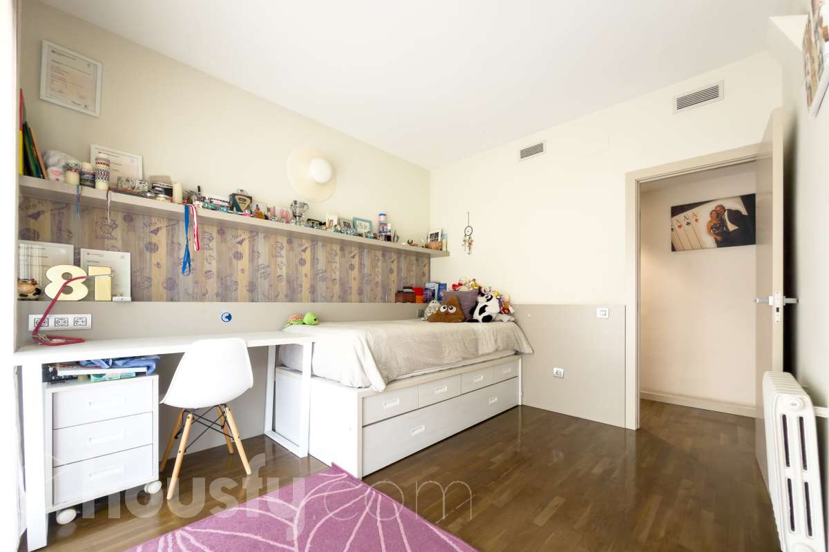 Exclusivo piso reformado en Pedralbes con terraza, piscina y jardín comunitario Ubicado en una de las zonas más prestigiosas y demandadas de Barcelona, este magnífico piso de 177 m² construidos ofrece amplitud, confort y una excelente calidad de vida. La vivienda dispone de 4 habitaciones, destacando una elegante suite principal con baño privado y acceso directo a la terraza, un espacio ideal para disfrutar de momentos de tranquilidad al aire libre. Además, cuenta con 3 baños completos, diseñados con acabados actuales y funcionales. Recientemente reformado, el piso combina un diseño contemporáneo con espacios luminosos y bien distribuidos, listo para entrar a vivir. La amplia terraza aporta una agradable conexión con el exterior y permite disfrutar del clima mediterráneo durante todo el año. La finca ofrece excelentes zonas comunes, incluyendo piscina comunitaria y jardín, perfectos para relajarse y disfrutar en familia. Características principales: * 177 m² construidos * 4 habitaciones * Suite principal con baño privado y salida a terraza * 3 baños completos * Vivienda reformada * Amplia terraza * Piscina comunitaria * Jardín comunitario * Ubicación privilegiada en Pedralbes Una oportunidad única para vivir en una de las áreas residenciales más exclusivas de Barcelona, rodeada de zonas verdes, prestigiosos colegios internacionales y excelentes comunicaciones. Solicite más información o una visita para descubrir todo el potencial de esta excepcional vivienda. Aviso legal El precio de venta no incluye gastos de la compraventa como notaría, registro, impuestos, ni tampoco honorarios agencia. Esta publicación no es vinculante. Consulta siempre la nota simple con Housfy antes de formalizar la compraventa. Sobre nosotros Housfy es la plataforma integral de servicios inmobiliarios. Nuestra combinación de expertos y tecnología pone al alcance de todo el mundo servicios cómodos, claros y seguros. AICAT número: 7922. Nos encargamos de la gestión y asesoramiento de la compra. ¡Olvídate de todo! Hacemos los trámites por ti. Y, si además necesitas financiación, ponemos a tu disposición un bróker hipotecario para ayudarte a conseguir las mejores condiciones para tu perfil económico. ¿Quieres visitarla? Contacta con Housfy y agenda tu visita sin compromiso. Más información en: housfy.com En cumplimiento de la Ley 8/2026 en Cataluña, el certificado de presencia o ausencia de amianto se encuentra en proceso de tramitación.-16