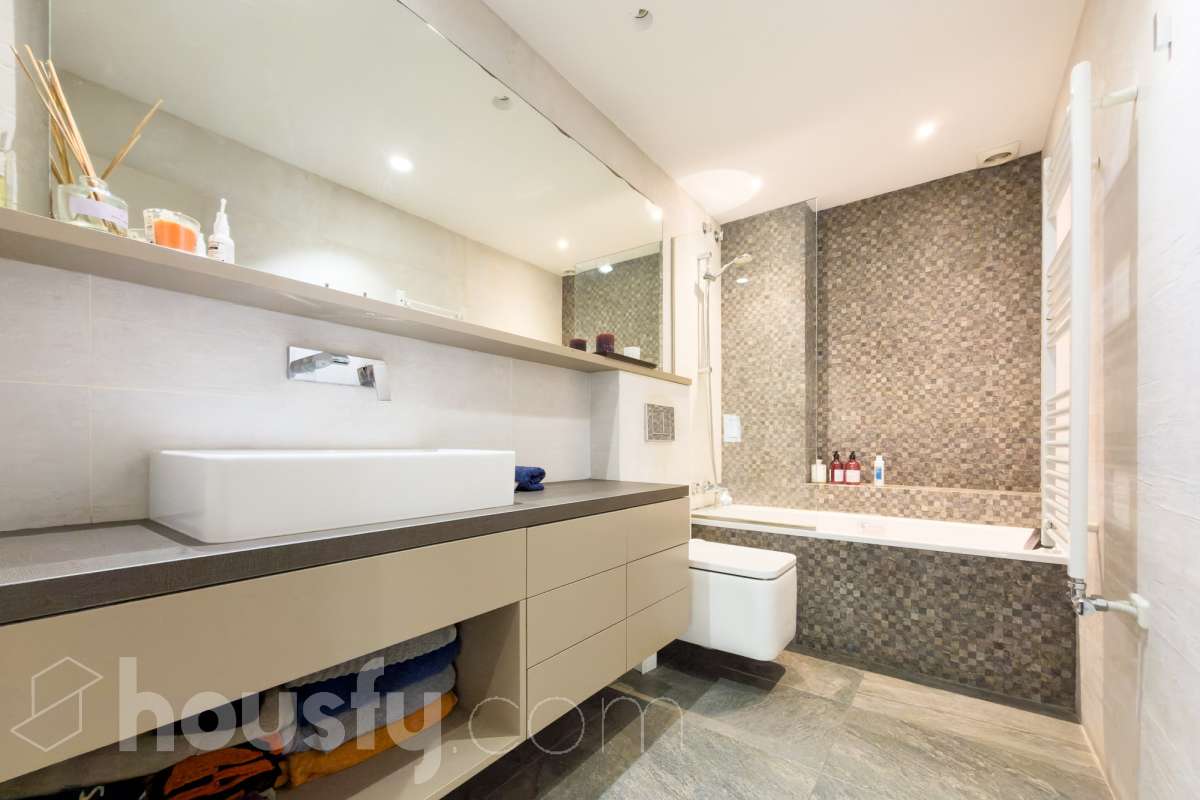 Exclusivo piso reformado en Pedralbes con terraza, piscina y jardín comunitario Ubicado en una de las zonas más prestigiosas y demandadas de Barcelona, este magnífico piso de 177 m² construidos ofrece amplitud, confort y una excelente calidad de vida. La vivienda dispone de 4 habitaciones, destacando una elegante suite principal con baño privado y acceso directo a la terraza, un espacio ideal para disfrutar de momentos de tranquilidad al aire libre. Además, cuenta con 3 baños completos, diseñados con acabados actuales y funcionales. Recientemente reformado, el piso combina un diseño contemporáneo con espacios luminosos y bien distribuidos, listo para entrar a vivir. La amplia terraza aporta una agradable conexión con el exterior y permite disfrutar del clima mediterráneo durante todo el año. La finca ofrece excelentes zonas comunes, incluyendo piscina comunitaria y jardín, perfectos para relajarse y disfrutar en familia. Características principales: * 177 m² construidos * 4 habitaciones * Suite principal con baño privado y salida a terraza * 3 baños completos * Vivienda reformada * Amplia terraza * Piscina comunitaria * Jardín comunitario * Ubicación privilegiada en Pedralbes Una oportunidad única para vivir en una de las áreas residenciales más exclusivas de Barcelona, rodeada de zonas verdes, prestigiosos colegios internacionales y excelentes comunicaciones. Solicite más información o una visita para descubrir todo el potencial de esta excepcional vivienda. Aviso legal El precio de venta no incluye gastos de la compraventa como notaría, registro, impuestos, ni tampoco honorarios agencia. Esta publicación no es vinculante. Consulta siempre la nota simple con Housfy antes de formalizar la compraventa. Sobre nosotros Housfy es la plataforma integral de servicios inmobiliarios. Nuestra combinación de expertos y tecnología pone al alcance de todo el mundo servicios cómodos, claros y seguros. AICAT número: 7922. Nos encargamos de la gestión y asesoramiento de la compra. ¡Olvídate de todo! Hacemos los trámites por ti. Y, si además necesitas financiación, ponemos a tu disposición un bróker hipotecario para ayudarte a conseguir las mejores condiciones para tu perfil económico. ¿Quieres visitarla? Contacta con Housfy y agenda tu visita sin compromiso. Más información en: housfy.com En cumplimiento de la Ley 8/2026 en Cataluña, el certificado de presencia o ausencia de amianto se encuentra en proceso de tramitación.-25
