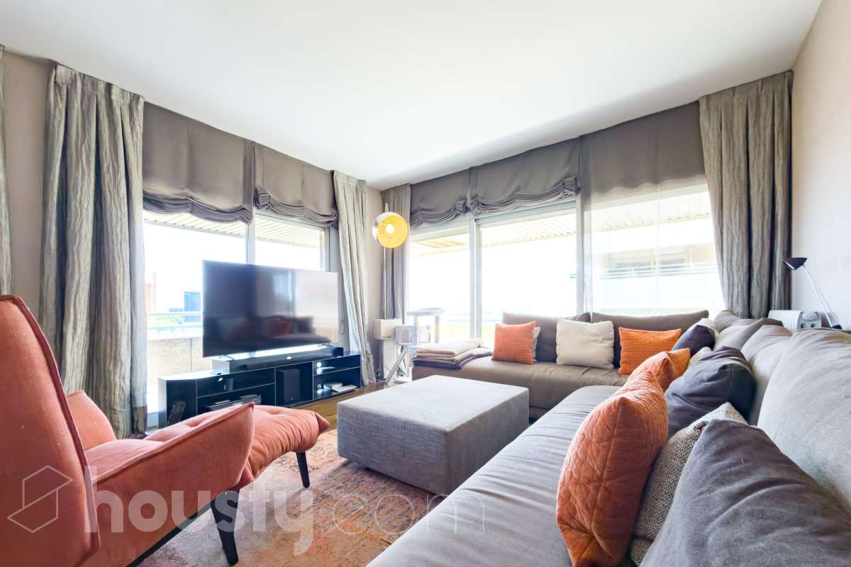 Exclusivo piso reformado en Pedralbes con terraza, piscina y jardín comunitario Ubicado en una de las zonas más prestigiosas y demandadas de Barcelona, este magnífico piso de 177 m² construidos ofrece amplitud, confort y una excelente calidad de vida. La vivienda dispone de 4 habitaciones, destacando una elegante suite principal con baño privado y acceso directo a la terraza, un espacio ideal para disfrutar de momentos de tranquilidad al aire libre. Además, cuenta con 3 baños completos, diseñados con acabados actuales y funcionales. Recientemente reformado, el piso combina un diseño contemporáneo con espacios luminosos y bien distribuidos, listo para entrar a vivir. La amplia terraza aporta una agradable conexión con el exterior y permite disfrutar del clima mediterráneo durante todo el año. La finca ofrece excelentes zonas comunes, incluyendo piscina comunitaria y jardín, perfectos para relajarse y disfrutar en familia. Características principales: * 177 m² construidos * 4 habitaciones * Suite principal con baño privado y salida a terraza * 3 baños completos * Vivienda reformada * Amplia terraza * Piscina comunitaria * Jardín comunitario * Ubicación privilegiada en Pedralbes Una oportunidad única para vivir en una de las áreas residenciales más exclusivas de Barcelona, rodeada de zonas verdes, prestigiosos colegios internacionales y excelentes comunicaciones. Solicite más información o una visita para descubrir todo el potencial de esta excepcional vivienda. Aviso legal El precio de venta no incluye gastos de la compraventa como notaría, registro, impuestos, ni tampoco honorarios agencia. Esta publicación no es vinculante. Consulta siempre la nota simple con Housfy antes de formalizar la compraventa. Sobre nosotros Housfy es la plataforma integral de servicios inmobiliarios. Nuestra combinación de expertos y tecnología pone al alcance de todo el mundo servicios cómodos, claros y seguros. AICAT número: 7922. Nos encargamos de la gestión y asesoramiento de la compra. ¡Olvídate de todo! Hacemos los trámites por ti. Y, si además necesitas financiación, ponemos a tu disposición un bróker hipotecario para ayudarte a conseguir las mejores condiciones para tu perfil económico. ¿Quieres visitarla? Contacta con Housfy y agenda tu visita sin compromiso. Más información en: housfy.com En cumplimiento de la Ley 8/2026 en Cataluña, el certificado de presencia o ausencia de amianto se encuentra en proceso de tramitación.-7