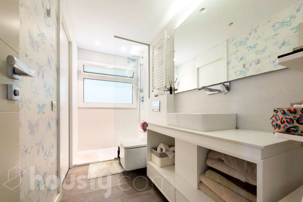 Exclusivo piso reformado en Pedralbes con terraza, piscina y jardín comunitario Ubicado en una de las zonas más prestigiosas y demandadas de Barcelona, este magnífico piso de 177 m² construidos ofrece amplitud, confort y una excelente calidad de vida. La vivienda dispone de 4 habitaciones, destacando una elegante suite principal con baño privado y acceso directo a la terraza, un espacio ideal para disfrutar de momentos de tranquilidad al aire libre. Además, cuenta con 3 baños completos, diseñados con acabados actuales y funcionales. Recientemente reformado, el piso combina un diseño contemporáneo con espacios luminosos y bien distribuidos, listo para entrar a vivir. La amplia terraza aporta una agradable conexión con el exterior y permite disfrutar del clima mediterráneo durante todo el año. La finca ofrece excelentes zonas comunes, incluyendo piscina comunitaria y jardín, perfectos para relajarse y disfrutar en familia. Características principales: * 177 m² construidos * 4 habitaciones * Suite principal con baño privado y salida a terraza * 3 baños completos * Vivienda reformada * Amplia terraza * Piscina comunitaria * Jardín comunitario * Ubicación privilegiada en Pedralbes Una oportunidad única para vivir en una de las áreas residenciales más exclusivas de Barcelona, rodeada de zonas verdes, prestigiosos colegios internacionales y excelentes comunicaciones. Solicite más información o una visita para descubrir todo el potencial de esta excepcional vivienda. Aviso legal El precio de venta no incluye gastos de la compraventa como notaría, registro, impuestos, ni tampoco honorarios agencia. Esta publicación no es vinculante. Consulta siempre la nota simple con Housfy antes de formalizar la compraventa. Sobre nosotros Housfy es la plataforma integral de servicios inmobiliarios. Nuestra combinación de expertos y tecnología pone al alcance de todo el mundo servicios cómodos, claros y seguros. AICAT número: 7922. Nos encargamos de la gestión y asesoramiento de la compra. ¡Olvídate de todo! Hacemos los trámites por ti. Y, si además necesitas financiación, ponemos a tu disposición un bróker hipotecario para ayudarte a conseguir las mejores condiciones para tu perfil económico. ¿Quieres visitarla? Contacta con Housfy y agenda tu visita sin compromiso. Más información en: housfy.com En cumplimiento de la Ley 8/2026 en Cataluña, el certificado de presencia o ausencia de amianto se encuentra en proceso de tramitación.-26