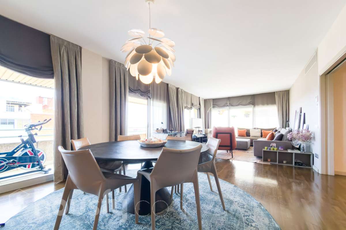 Exclusivo piso reformado en Pedralbes con terraza, piscina y jardín comunitario Ubicado en una de las zonas más prestigiosas y demandadas de Barcelona, este magnífico piso de 177 m² construidos ofrece amplitud, confort y una excelente calidad de vida. La vivienda dispone de 4 habitaciones, destacando una elegante suite principal con baño privado y acceso directo a la terraza, un espacio ideal para disfrutar de momentos de tranquilidad al aire libre. Además, cuenta con 3 baños completos, diseñados con acabados actuales y funcionales. Recientemente reformado, el piso combina un diseño contemporáneo con espacios luminosos y bien distribuidos, listo para entrar a vivir. La amplia terraza aporta una agradable conexión con el exterior y permite disfrutar del clima mediterráneo durante todo el año. La finca ofrece excelentes zonas comunes, incluyendo piscina comunitaria y jardín, perfectos para relajarse y disfrutar en familia. Características principales: * 177 m² construidos * 4 habitaciones * Suite principal con baño privado y salida a terraza * 3 baños completos * Vivienda reformada * Amplia terraza * Piscina comunitaria * Jardín comunitario * Ubicación privilegiada en Pedralbes Una oportunidad única para vivir en una de las áreas residenciales más exclusivas de Barcelona, rodeada de zonas verdes, prestigiosos colegios internacionales y excelentes comunicaciones. Solicite más información o una visita para descubrir todo el potencial de esta excepcional vivienda. Aviso legal El precio de venta no incluye gastos de la compraventa como notaría, registro, impuestos, ni tampoco honorarios agencia. Esta publicación no es vinculante. Consulta siempre la nota simple con Housfy antes de formalizar la compraventa. Sobre nosotros Housfy es la plataforma integral de servicios inmobiliarios. Nuestra combinación de expertos y tecnología pone al alcance de todo el mundo servicios cómodos, claros y seguros. AICAT número: 7922. Nos encargamos de la gestión y asesoramiento de la compra. ¡Olvídate de todo! Hacemos los trámites por ti. Y, si además necesitas financiación, ponemos a tu disposición un bróker hipotecario para ayudarte a conseguir las mejores condiciones para tu perfil económico. ¿Quieres visitarla? Contacta con Housfy y agenda tu visita sin compromiso. Más información en: housfy.com En cumplimiento de la Ley 8/2026 en Cataluña, el certificado de presencia o ausencia de amianto se encuentra en proceso de tramitación.-4