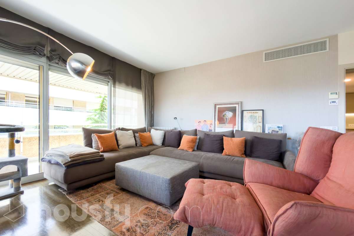 Exclusivo piso reformado en Pedralbes con terraza, piscina y jardín comunitario Ubicado en una de las zonas más prestigiosas y demandadas de Barcelona, este magnífico piso de 177 m² construidos ofrece amplitud, confort y una excelente calidad de vida. La vivienda dispone de 4 habitaciones, destacando una elegante suite principal con baño privado y acceso directo a la terraza, un espacio ideal para disfrutar de momentos de tranquilidad al aire libre. Además, cuenta con 3 baños completos, diseñados con acabados actuales y funcionales. Recientemente reformado, el piso combina un diseño contemporáneo con espacios luminosos y bien distribuidos, listo para entrar a vivir. La amplia terraza aporta una agradable conexión con el exterior y permite disfrutar del clima mediterráneo durante todo el año. La finca ofrece excelentes zonas comunes, incluyendo piscina comunitaria y jardín, perfectos para relajarse y disfrutar en familia. Características principales: * 177 m² construidos * 4 habitaciones * Suite principal con baño privado y salida a terraza * 3 baños completos * Vivienda reformada * Amplia terraza * Piscina comunitaria * Jardín comunitario * Ubicación privilegiada en Pedralbes Una oportunidad única para vivir en una de las áreas residenciales más exclusivas de Barcelona, rodeada de zonas verdes, prestigiosos colegios internacionales y excelentes comunicaciones. Solicite más información o una visita para descubrir todo el potencial de esta excepcional vivienda. Aviso legal El precio de venta no incluye gastos de la compraventa como notaría, registro, impuestos, ni tampoco honorarios agencia. Esta publicación no es vinculante. Consulta siempre la nota simple con Housfy antes de formalizar la compraventa. Sobre nosotros Housfy es la plataforma integral de servicios inmobiliarios. Nuestra combinación de expertos y tecnología pone al alcance de todo el mundo servicios cómodos, claros y seguros. AICAT número: 7922. Nos encargamos de la gestión y asesoramiento de la compra. ¡Olvídate de todo! Hacemos los trámites por ti. Y, si además necesitas financiación, ponemos a tu disposición un bróker hipotecario para ayudarte a conseguir las mejores condiciones para tu perfil económico. ¿Quieres visitarla? Contacta con Housfy y agenda tu visita sin compromiso. Más información en: housfy.com En cumplimiento de la Ley 8/2026 en Cataluña, el certificado de presencia o ausencia de amianto se encuentra en proceso de tramitación.-9