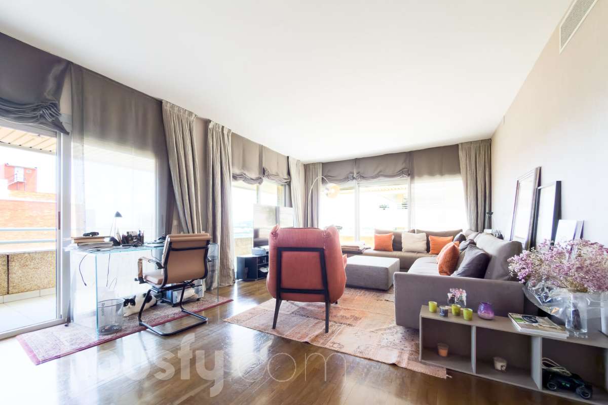 Exclusivo piso reformado en Pedralbes con terraza, piscina y jardín comunitario Ubicado en una de las zonas más prestigiosas y demandadas de Barcelona, este magnífico piso de 177 m² construidos ofrece amplitud, confort y una excelente calidad de vida. La vivienda dispone de 4 habitaciones, destacando una elegante suite principal con baño privado y acceso directo a la terraza, un espacio ideal para disfrutar de momentos de tranquilidad al aire libre. Además, cuenta con 3 baños completos, diseñados con acabados actuales y funcionales. Recientemente reformado, el piso combina un diseño contemporáneo con espacios luminosos y bien distribuidos, listo para entrar a vivir. La amplia terraza aporta una agradable conexión con el exterior y permite disfrutar del clima mediterráneo durante todo el año. La finca ofrece excelentes zonas comunes, incluyendo piscina comunitaria y jardín, perfectos para relajarse y disfrutar en familia. Características principales: * 177 m² construidos * 4 habitaciones * Suite principal con baño privado y salida a terraza * 3 baños completos * Vivienda reformada * Amplia terraza * Piscina comunitaria * Jardín comunitario * Ubicación privilegiada en Pedralbes Una oportunidad única para vivir en una de las áreas residenciales más exclusivas de Barcelona, rodeada de zonas verdes, prestigiosos colegios internacionales y excelentes comunicaciones. Solicite más información o una visita para descubrir todo el potencial de esta excepcional vivienda. Aviso legal El precio de venta no incluye gastos de la compraventa como notaría, registro, impuestos, ni tampoco honorarios agencia. Esta publicación no es vinculante. Consulta siempre la nota simple con Housfy antes de formalizar la compraventa. Sobre nosotros Housfy es la plataforma integral de servicios inmobiliarios. Nuestra combinación de expertos y tecnología pone al alcance de todo el mundo servicios cómodos, claros y seguros. AICAT número: 7922. Nos encargamos de la gestión y asesoramiento de la compra. ¡Olvídate de todo! Hacemos los trámites por ti. Y, si además necesitas financiación, ponemos a tu disposición un bróker hipotecario para ayudarte a conseguir las mejores condiciones para tu perfil económico. ¿Quieres visitarla? Contacta con Housfy y agenda tu visita sin compromiso. Más información en: housfy.com En cumplimiento de la Ley 8/2026 en Cataluña, el certificado de presencia o ausencia de amianto se encuentra en proceso de tramitación.-2