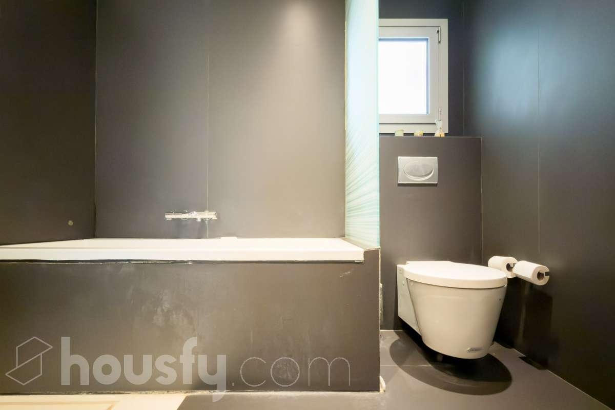 Exclusivo piso reformado en Pedralbes con terraza, piscina y jardín comunitario Ubicado en una de las zonas más prestigiosas y demandadas de Barcelona, este magnífico piso de 177 m² construidos ofrece amplitud, confort y una excelente calidad de vida. La vivienda dispone de 4 habitaciones, destacando una elegante suite principal con baño privado y acceso directo a la terraza, un espacio ideal para disfrutar de momentos de tranquilidad al aire libre. Además, cuenta con 3 baños completos, diseñados con acabados actuales y funcionales. Recientemente reformado, el piso combina un diseño contemporáneo con espacios luminosos y bien distribuidos, listo para entrar a vivir. La amplia terraza aporta una agradable conexión con el exterior y permite disfrutar del clima mediterráneo durante todo el año. La finca ofrece excelentes zonas comunes, incluyendo piscina comunitaria y jardín, perfectos para relajarse y disfrutar en familia. Características principales: * 177 m² construidos * 4 habitaciones * Suite principal con baño privado y salida a terraza * 3 baños completos * Vivienda reformada * Amplia terraza * Piscina comunitaria * Jardín comunitario * Ubicación privilegiada en Pedralbes Una oportunidad única para vivir en una de las áreas residenciales más exclusivas de Barcelona, rodeada de zonas verdes, prestigiosos colegios internacionales y excelentes comunicaciones. Solicite más información o una visita para descubrir todo el potencial de esta excepcional vivienda. Aviso legal El precio de venta no incluye gastos de la compraventa como notaría, registro, impuestos, ni tampoco honorarios agencia. Esta publicación no es vinculante. Consulta siempre la nota simple con Housfy antes de formalizar la compraventa. Sobre nosotros Housfy es la plataforma integral de servicios inmobiliarios. Nuestra combinación de expertos y tecnología pone al alcance de todo el mundo servicios cómodos, claros y seguros. AICAT número: 7922. Nos encargamos de la gestión y asesoramiento de la compra. ¡Olvídate de todo! Hacemos los trámites por ti. Y, si además necesitas financiación, ponemos a tu disposición un bróker hipotecario para ayudarte a conseguir las mejores condiciones para tu perfil económico. ¿Quieres visitarla? Contacta con Housfy y agenda tu visita sin compromiso. Más información en: housfy.com En cumplimiento de la Ley 8/2026 en Cataluña, el certificado de presencia o ausencia de amianto se encuentra en proceso de tramitación.-28