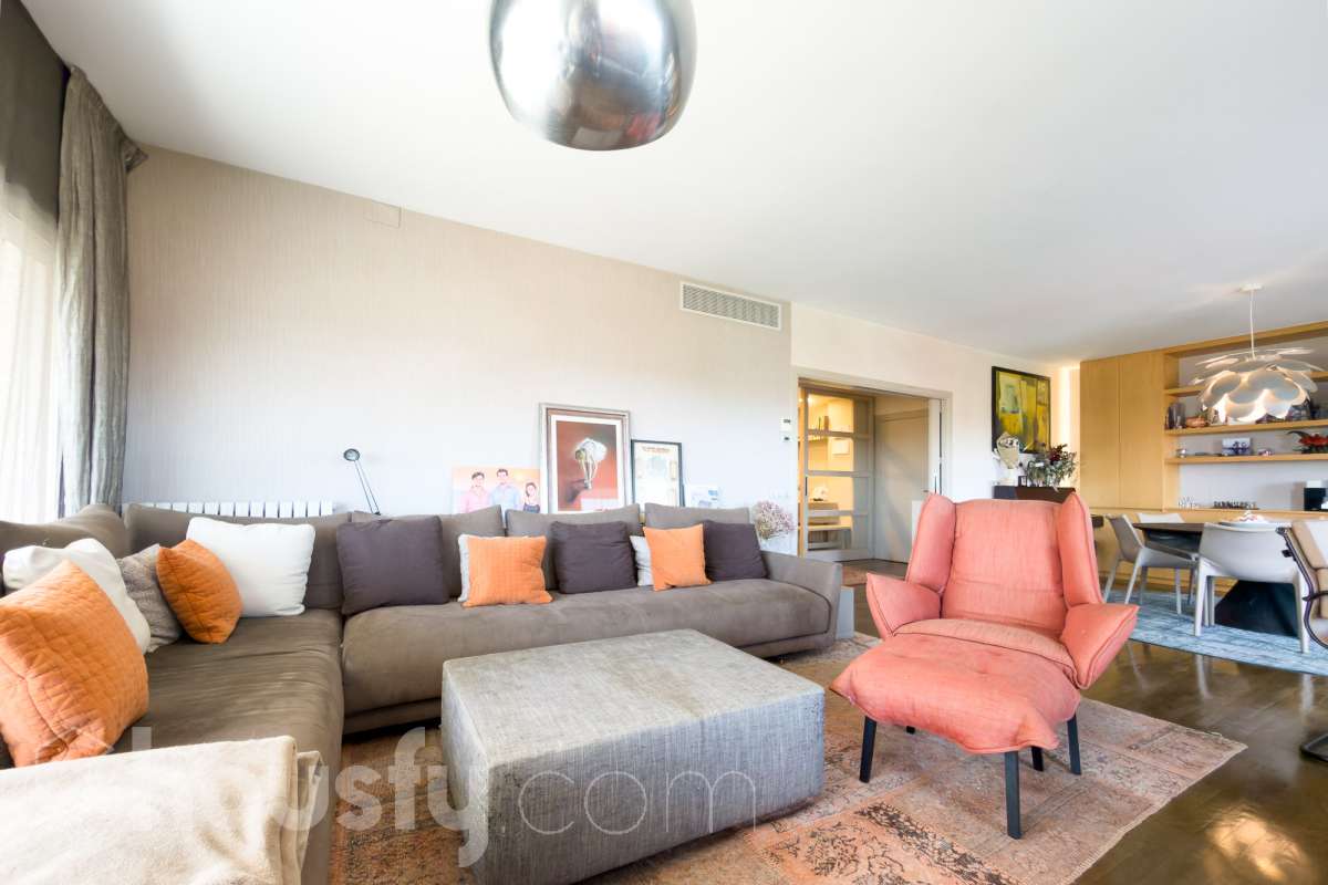 Exclusivo piso reformado en Pedralbes con terraza, piscina y jardín comunitario Ubicado en una de las zonas más prestigiosas y demandadas de Barcelona, este magnífico piso de 177 m² construidos ofrece amplitud, confort y una excelente calidad de vida. La vivienda dispone de 4 habitaciones, destacando una elegante suite principal con baño privado y acceso directo a la terraza, un espacio ideal para disfrutar de momentos de tranquilidad al aire libre. Además, cuenta con 3 baños completos, diseñados con acabados actuales y funcionales. Recientemente reformado, el piso combina un diseño contemporáneo con espacios luminosos y bien distribuidos, listo para entrar a vivir. La amplia terraza aporta una agradable conexión con el exterior y permite disfrutar del clima mediterráneo durante todo el año. La finca ofrece excelentes zonas comunes, incluyendo piscina comunitaria y jardín, perfectos para relajarse y disfrutar en familia. Características principales: * 177 m² construidos * 4 habitaciones * Suite principal con baño privado y salida a terraza * 3 baños completos * Vivienda reformada * Amplia terraza * Piscina comunitaria * Jardín comunitario * Ubicación privilegiada en Pedralbes Una oportunidad única para vivir en una de las áreas residenciales más exclusivas de Barcelona, rodeada de zonas verdes, prestigiosos colegios internacionales y excelentes comunicaciones. Solicite más información o una visita para descubrir todo el potencial de esta excepcional vivienda. Aviso legal El precio de venta no incluye gastos de la compraventa como notaría, registro, impuestos, ni tampoco honorarios agencia. Esta publicación no es vinculante. Consulta siempre la nota simple con Housfy antes de formalizar la compraventa. Sobre nosotros Housfy es la plataforma integral de servicios inmobiliarios. Nuestra combinación de expertos y tecnología pone al alcance de todo el mundo servicios cómodos, claros y seguros. AICAT número: 7922. Nos encargamos de la gestión y asesoramiento de la compra. ¡Olvídate de todo! Hacemos los trámites por ti. Y, si además necesitas financiación, ponemos a tu disposición un bróker hipotecario para ayudarte a conseguir las mejores condiciones para tu perfil económico. ¿Quieres visitarla? Contacta con Housfy y agenda tu visita sin compromiso. Más información en: housfy.com En cumplimiento de la Ley 8/2026 en Cataluña, el certificado de presencia o ausencia de amianto se encuentra en proceso de tramitación.-10