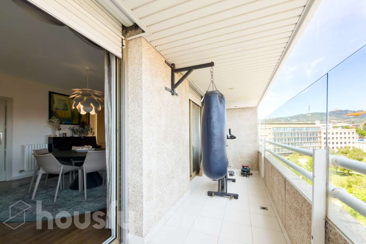 Exclusivo piso reformado en Pedralbes con terraza, piscina y jardín comunitario Ubicado en una de las zonas más prestigiosas y demandadas de Barcelona, este magnífico piso de 177 m² construidos ofrece amplitud, confort y una excelente calidad de vida. La vivienda dispone de 4 habitaciones, destacando una elegante suite principal con baño privado y acceso directo a la terraza, un espacio ideal para disfrutar de momentos de tranquilidad al aire libre. Además, cuenta con 3 baños completos, diseñados con acabados actuales y funcionales. Recientemente reformado, el piso combina un diseño contemporáneo con espacios luminosos y bien distribuidos, listo para entrar a vivir. La amplia terraza aporta una agradable conexión con el exterior y permite disfrutar del clima mediterráneo durante todo el año. La finca ofrece excelentes zonas comunes, incluyendo piscina comunitaria y jardín, perfectos para relajarse y disfrutar en familia. Características principales: * 177 m² construidos * 4 habitaciones * Suite principal con baño privado y salida a terraza * 3 baños completos * Vivienda reformada * Amplia terraza * Piscina comunitaria * Jardín comunitario * Ubicación privilegiada en Pedralbes Una oportunidad única para vivir en una de las áreas residenciales más exclusivas de Barcelona, rodeada de zonas verdes, prestigiosos colegios internacionales y excelentes comunicaciones. Solicite más información o una visita para descubrir todo el potencial de esta excepcional vivienda. Aviso legal El precio de venta no incluye gastos de la compraventa como notaría, registro, impuestos, ni tampoco honorarios agencia. Esta publicación no es vinculante. Consulta siempre la nota simple con Housfy antes de formalizar la compraventa. Sobre nosotros Housfy es la plataforma integral de servicios inmobiliarios. Nuestra combinación de expertos y tecnología pone al alcance de todo el mundo servicios cómodos, claros y seguros. AICAT número: 7922. Nos encargamos de la gestión y asesoramiento de la compra. ¡Olvídate de todo! Hacemos los trámites por ti. Y, si además necesitas financiación, ponemos a tu disposición un bróker hipotecario para ayudarte a conseguir las mejores condiciones para tu perfil económico. ¿Quieres visitarla? Contacta con Housfy y agenda tu visita sin compromiso. Más información en: housfy.com En cumplimiento de la Ley 8/2026 en Cataluña, el certificado de presencia o ausencia de amianto se encuentra en proceso de tramitación.-33