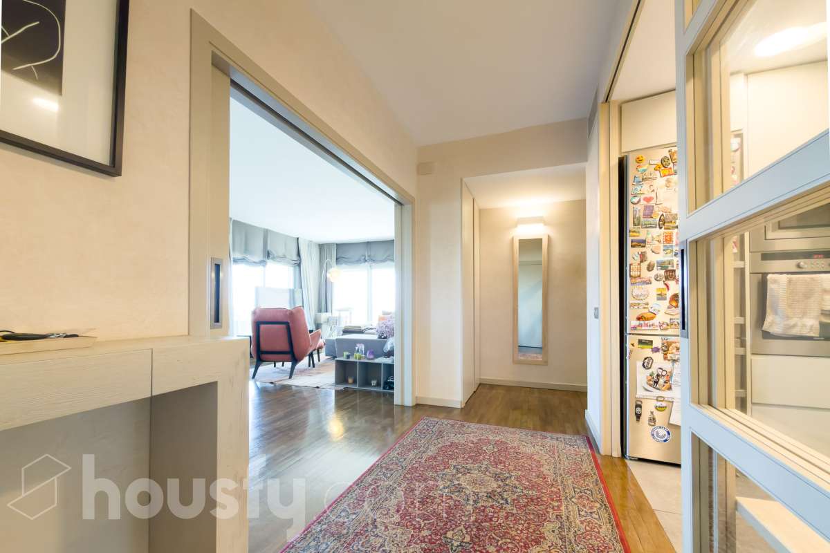 Exclusivo piso reformado en Pedralbes con terraza, piscina y jardín comunitario Ubicado en una de las zonas más prestigiosas y demandadas de Barcelona, este magnífico piso de 177 m² construidos ofrece amplitud, confort y una excelente calidad de vida. La vivienda dispone de 4 habitaciones, destacando una elegante suite principal con baño privado y acceso directo a la terraza, un espacio ideal para disfrutar de momentos de tranquilidad al aire libre. Además, cuenta con 3 baños completos, diseñados con acabados actuales y funcionales. Recientemente reformado, el piso combina un diseño contemporáneo con espacios luminosos y bien distribuidos, listo para entrar a vivir. La amplia terraza aporta una agradable conexión con el exterior y permite disfrutar del clima mediterráneo durante todo el año. La finca ofrece excelentes zonas comunes, incluyendo piscina comunitaria y jardín, perfectos para relajarse y disfrutar en familia. Características principales: * 177 m² construidos * 4 habitaciones * Suite principal con baño privado y salida a terraza * 3 baños completos * Vivienda reformada * Amplia terraza * Piscina comunitaria * Jardín comunitario * Ubicación privilegiada en Pedralbes Una oportunidad única para vivir en una de las áreas residenciales más exclusivas de Barcelona, rodeada de zonas verdes, prestigiosos colegios internacionales y excelentes comunicaciones. Solicite más información o una visita para descubrir todo el potencial de esta excepcional vivienda. Aviso legal El precio de venta no incluye gastos de la compraventa como notaría, registro, impuestos, ni tampoco honorarios agencia. Esta publicación no es vinculante. Consulta siempre la nota simple con Housfy antes de formalizar la compraventa. Sobre nosotros Housfy es la plataforma integral de servicios inmobiliarios. Nuestra combinación de expertos y tecnología pone al alcance de todo el mundo servicios cómodos, claros y seguros. AICAT número: 7922. Nos encargamos de la gestión y asesoramiento de la compra. ¡Olvídate de todo! Hacemos los trámites por ti. Y, si además necesitas financiación, ponemos a tu disposición un bróker hipotecario para ayudarte a conseguir las mejores condiciones para tu perfil económico. ¿Quieres visitarla? Contacta con Housfy y agenda tu visita sin compromiso. Más información en: housfy.com En cumplimiento de la Ley 8/2026 en Cataluña, el certificado de presencia o ausencia de amianto se encuentra en proceso de tramitación.-31
