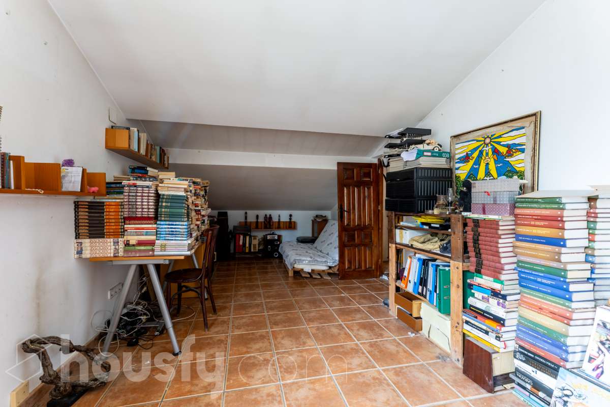 Housfy vende 🏡 fabulosa casa ubicada en Torrelles de Foix, Este acogedor chalet independiente es el equilibrio perfecto. Situado en una zona privilegiada de Torrelles de Foix, disfrutarás de un entorno natural inigualable, aire puro y las mejores vistas a la montaña, todo ello a un paso de los núcleos urbanos y servicios principales. Dispone de 198m2 útiles (verificados con la Dirección General de Catastro). Construida en el año: 1975. Distribución de estancias: -Salón-comedor -4 Dormitorios -2 Baños -Cocina equipada Características específicas: -Cédula de habitabilidad -Armario empotrado -Aire acondicionado -Suite con baño -Trastero -Amueblado -Calefacción -Electrodomésticos -Gres/cerámica -Balcón -Terraza -Patio -Vistas a la montaña -Jardín privado -Chimenea -Despacho -Lavadero -1 Plaza de garaje Zona y entorno: Respecto a la ubicación, se sitúa en Torrelles de Foix, municipio de Barcelona. Esta propiedad se encuentra cerca de transporte público, colegios, supermercados y farmacias. Aviso legal El precio de venta no incluye gastos de la compraventa como notaría, registro, impuestos, ni tampoco honorarios agencia. Esta publicación no es vinculante. Consulta siempre la nota simple con Housfy antes de formalizar la compraventa. Sobre nosotros Housfy es la plataforma integral de servicios inmobiliarios. Nuestra combinación de expertos y tecnología pone al alcance de todo el mundo servicios cómodos, claros y seguros. AICAT número: 7922. Nos encargamos de la gestión y asesoramiento de la compra. ¡Olvídate de todo! Hacemos los trámites por ti. Y, si además necesitas financiación, ponemos a tu disposición un bróker hipotecario para ayudarte a conseguir las mejores condiciones para tu perfil económico. ¿Quieres visitarla? Contacta con Housfy y agenda tu visita sin compromiso. Más información en: housfy.com-17