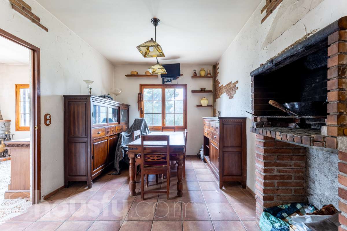 Housfy vende 🏡 fabulosa casa ubicada en Torrelles de Foix, Este acogedor chalet independiente es el equilibrio perfecto. Situado en una zona privilegiada de Torrelles de Foix, disfrutarás de un entorno natural inigualable, aire puro y las mejores vistas a la montaña, todo ello a un paso de los núcleos urbanos y servicios principales. Dispone de 198m2 útiles (verificados con la Dirección General de Catastro). Construida en el año: 1975. Distribución de estancias: -Salón-comedor -4 Dormitorios -2 Baños -Cocina equipada Características específicas: -Cédula de habitabilidad -Armario empotrado -Aire acondicionado -Suite con baño -Trastero -Amueblado -Calefacción -Electrodomésticos -Gres/cerámica -Balcón -Terraza -Patio -Vistas a la montaña -Jardín privado -Chimenea -Despacho -Lavadero -1 Plaza de garaje Zona y entorno: Respecto a la ubicación, se sitúa en Torrelles de Foix, municipio de Barcelona. Esta propiedad se encuentra cerca de transporte público, colegios, supermercados y farmacias. Aviso legal El precio de venta no incluye gastos de la compraventa como notaría, registro, impuestos, ni tampoco honorarios agencia. Esta publicación no es vinculante. Consulta siempre la nota simple con Housfy antes de formalizar la compraventa. Sobre nosotros Housfy es la plataforma integral de servicios inmobiliarios. Nuestra combinación de expertos y tecnología pone al alcance de todo el mundo servicios cómodos, claros y seguros. AICAT número: 7922. Nos encargamos de la gestión y asesoramiento de la compra. ¡Olvídate de todo! Hacemos los trámites por ti. Y, si además necesitas financiación, ponemos a tu disposición un bróker hipotecario para ayudarte a conseguir las mejores condiciones para tu perfil económico. ¿Quieres visitarla? Contacta con Housfy y agenda tu visita sin compromiso. Más información en: housfy.com-25