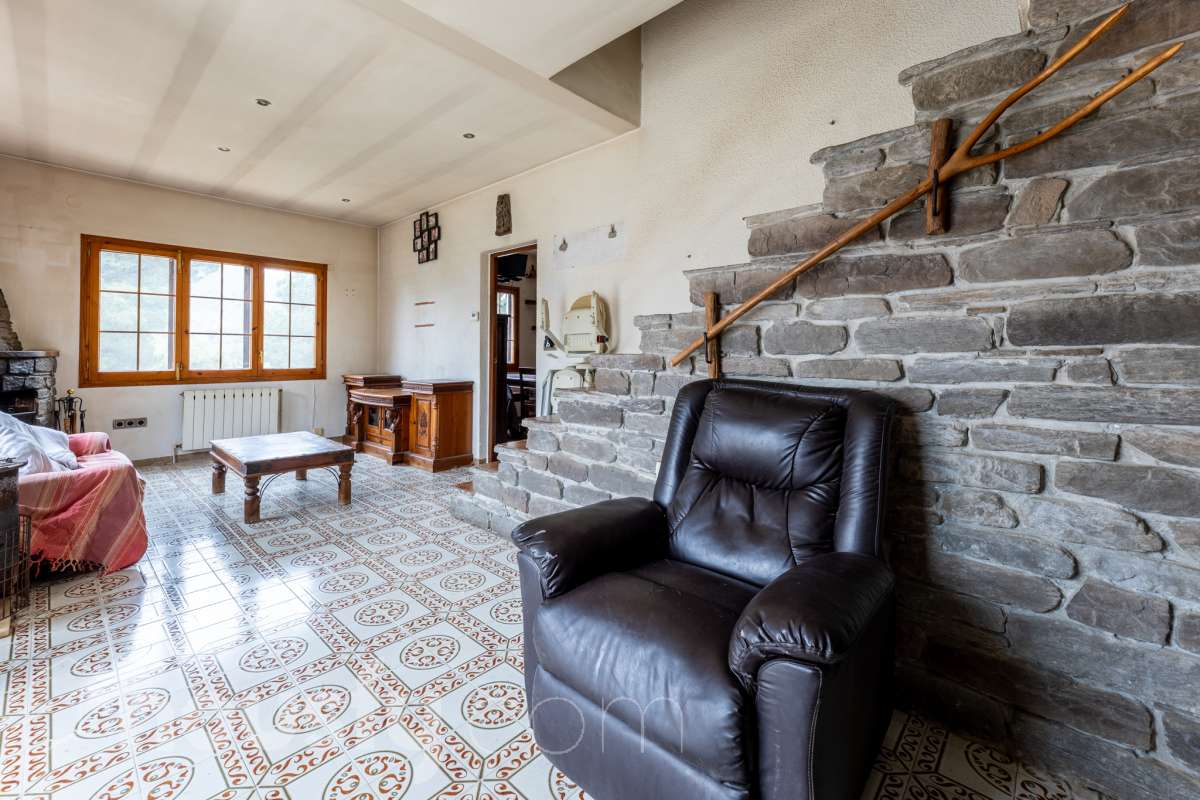 Housfy vende 🏡 fabulosa casa ubicada en Torrelles de Foix, Este acogedor chalet independiente es el equilibrio perfecto. Situado en una zona privilegiada de Torrelles de Foix, disfrutarás de un entorno natural inigualable, aire puro y las mejores vistas a la montaña, todo ello a un paso de los núcleos urbanos y servicios principales. Dispone de 198m2 útiles (verificados con la Dirección General de Catastro). Construida en el año: 1975. Distribución de estancias: -Salón-comedor -4 Dormitorios -2 Baños -Cocina equipada Características específicas: -Cédula de habitabilidad -Armario empotrado -Aire acondicionado -Suite con baño -Trastero -Amueblado -Calefacción -Electrodomésticos -Gres/cerámica -Balcón -Terraza -Patio -Vistas a la montaña -Jardín privado -Chimenea -Despacho -Lavadero -1 Plaza de garaje Zona y entorno: Respecto a la ubicación, se sitúa en Torrelles de Foix, municipio de Barcelona. Esta propiedad se encuentra cerca de transporte público, colegios, supermercados y farmacias. Aviso legal El precio de venta no incluye gastos de la compraventa como notaría, registro, impuestos, ni tampoco honorarios agencia. Esta publicación no es vinculante. Consulta siempre la nota simple con Housfy antes de formalizar la compraventa. Sobre nosotros Housfy es la plataforma integral de servicios inmobiliarios. Nuestra combinación de expertos y tecnología pone al alcance de todo el mundo servicios cómodos, claros y seguros. AICAT número: 7922. Nos encargamos de la gestión y asesoramiento de la compra. ¡Olvídate de todo! Hacemos los trámites por ti. Y, si además necesitas financiación, ponemos a tu disposición un bróker hipotecario para ayudarte a conseguir las mejores condiciones para tu perfil económico. ¿Quieres visitarla? Contacta con Housfy y agenda tu visita sin compromiso. Más información en: housfy.com-11