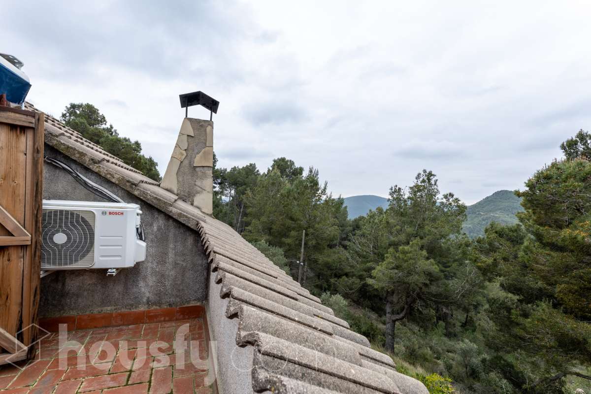 Housfy vende 🏡 fabulosa casa ubicada en Torrelles de Foix, Este acogedor chalet independiente es el equilibrio perfecto. Situado en una zona privilegiada de Torrelles de Foix, disfrutarás de un entorno natural inigualable, aire puro y las mejores vistas a la montaña, todo ello a un paso de los núcleos urbanos y servicios principales. Dispone de 198m2 útiles (verificados con la Dirección General de Catastro). Construida en el año: 1975. Distribución de estancias: -Salón-comedor -4 Dormitorios -2 Baños -Cocina equipada Características específicas: -Cédula de habitabilidad -Armario empotrado -Aire acondicionado -Suite con baño -Trastero -Amueblado -Calefacción -Electrodomésticos -Gres/cerámica -Balcón -Terraza -Patio -Vistas a la montaña -Jardín privado -Chimenea -Despacho -Lavadero -1 Plaza de garaje Zona y entorno: Respecto a la ubicación, se sitúa en Torrelles de Foix, municipio de Barcelona. Esta propiedad se encuentra cerca de transporte público, colegios, supermercados y farmacias. Aviso legal El precio de venta no incluye gastos de la compraventa como notaría, registro, impuestos, ni tampoco honorarios agencia. Esta publicación no es vinculante. Consulta siempre la nota simple con Housfy antes de formalizar la compraventa. Sobre nosotros Housfy es la plataforma integral de servicios inmobiliarios. Nuestra combinación de expertos y tecnología pone al alcance de todo el mundo servicios cómodos, claros y seguros. AICAT número: 7922. Nos encargamos de la gestión y asesoramiento de la compra. ¡Olvídate de todo! Hacemos los trámites por ti. Y, si además necesitas financiación, ponemos a tu disposición un bróker hipotecario para ayudarte a conseguir las mejores condiciones para tu perfil económico. ¿Quieres visitarla? Contacta con Housfy y agenda tu visita sin compromiso. Más información en: housfy.com-43