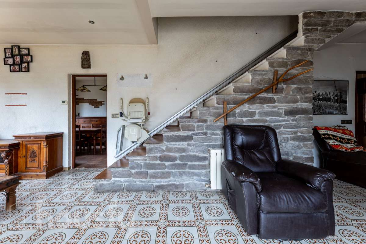 Housfy vende 🏡 fabulosa casa ubicada en Torrelles de Foix, Este acogedor chalet independiente es el equilibrio perfecto. Situado en una zona privilegiada de Torrelles de Foix, disfrutarás de un entorno natural inigualable, aire puro y las mejores vistas a la montaña, todo ello a un paso de los núcleos urbanos y servicios principales. Dispone de 198m2 útiles (verificados con la Dirección General de Catastro). Construida en el año: 1975. Distribución de estancias: -Salón-comedor -4 Dormitorios -2 Baños -Cocina equipada Características específicas: -Cédula de habitabilidad -Armario empotrado -Aire acondicionado -Suite con baño -Trastero -Amueblado -Calefacción -Electrodomésticos -Gres/cerámica -Balcón -Terraza -Patio -Vistas a la montaña -Jardín privado -Chimenea -Despacho -Lavadero -1 Plaza de garaje Zona y entorno: Respecto a la ubicación, se sitúa en Torrelles de Foix, municipio de Barcelona. Esta propiedad se encuentra cerca de transporte público, colegios, supermercados y farmacias. Aviso legal El precio de venta no incluye gastos de la compraventa como notaría, registro, impuestos, ni tampoco honorarios agencia. Esta publicación no es vinculante. Consulta siempre la nota simple con Housfy antes de formalizar la compraventa. Sobre nosotros Housfy es la plataforma integral de servicios inmobiliarios. Nuestra combinación de expertos y tecnología pone al alcance de todo el mundo servicios cómodos, claros y seguros. AICAT número: 7922. Nos encargamos de la gestión y asesoramiento de la compra. ¡Olvídate de todo! Hacemos los trámites por ti. Y, si además necesitas financiación, ponemos a tu disposición un bróker hipotecario para ayudarte a conseguir las mejores condiciones para tu perfil económico. ¿Quieres visitarla? Contacta con Housfy y agenda tu visita sin compromiso. Más información en: housfy.com-10