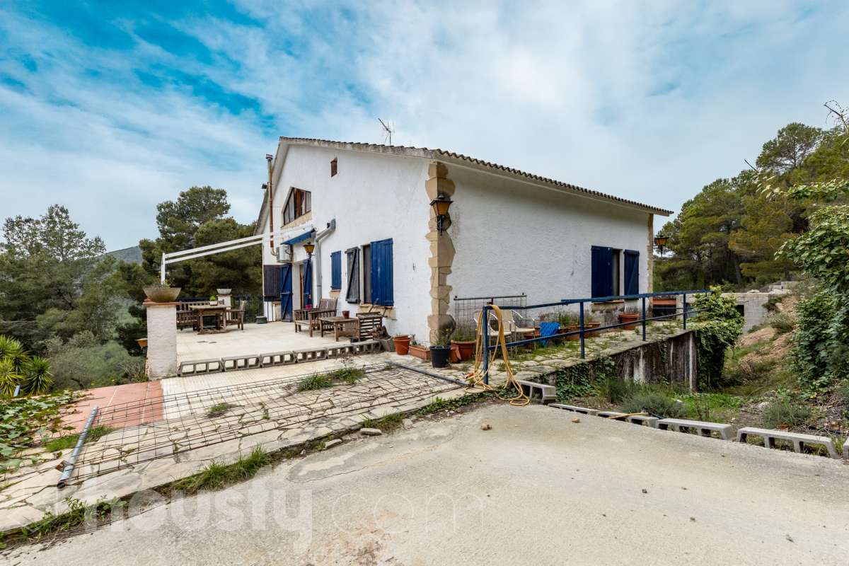 Housfy vende 🏡 fabulosa casa ubicada en Torrelles de Foix, Este acogedor chalet independiente es el equilibrio perfecto. Situado en una zona privilegiada de Torrelles de Foix, disfrutarás de un entorno natural inigualable, aire puro y las mejores vistas a la montaña, todo ello a un paso de los núcleos urbanos y servicios principales. Dispone de 198m2 útiles (verificados con la Dirección General de Catastro). Construida en el año: 1975. Distribución de estancias: -Salón-comedor -4 Dormitorios -2 Baños -Cocina equipada Características específicas: -Cédula de habitabilidad -Armario empotrado -Aire acondicionado -Suite con baño -Trastero -Amueblado -Calefacción -Electrodomésticos -Gres/cerámica -Balcón -Terraza -Patio -Vistas a la montaña -Jardín privado -Chimenea -Despacho -Lavadero -1 Plaza de garaje Zona y entorno: Respecto a la ubicación, se sitúa en Torrelles de Foix, municipio de Barcelona. Esta propiedad se encuentra cerca de transporte público, colegios, supermercados y farmacias. Aviso legal El precio de venta no incluye gastos de la compraventa como notaría, registro, impuestos, ni tampoco honorarios agencia. Esta publicación no es vinculante. Consulta siempre la nota simple con Housfy antes de formalizar la compraventa. Sobre nosotros Housfy es la plataforma integral de servicios inmobiliarios. Nuestra combinación de expertos y tecnología pone al alcance de todo el mundo servicios cómodos, claros y seguros. AICAT número: 7922. Nos encargamos de la gestión y asesoramiento de la compra. ¡Olvídate de todo! Hacemos los trámites por ti. Y, si además necesitas financiación, ponemos a tu disposición un bróker hipotecario para ayudarte a conseguir las mejores condiciones para tu perfil económico. ¿Quieres visitarla? Contacta con Housfy y agenda tu visita sin compromiso. Más información en: housfy.com-35