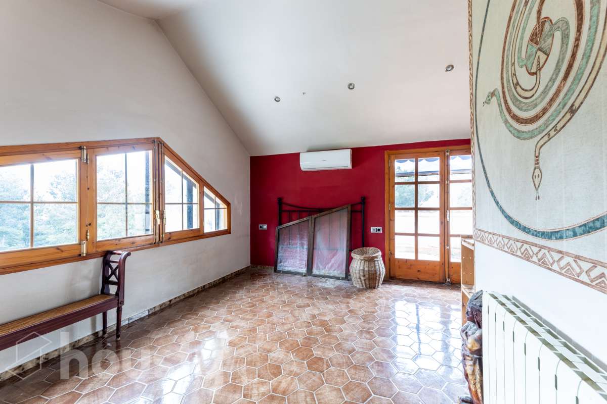 Housfy vende 🏡 fabulosa casa ubicada en Torrelles de Foix, Este acogedor chalet independiente es el equilibrio perfecto. Situado en una zona privilegiada de Torrelles de Foix, disfrutarás de un entorno natural inigualable, aire puro y las mejores vistas a la montaña, todo ello a un paso de los núcleos urbanos y servicios principales. Dispone de 198m2 útiles (verificados con la Dirección General de Catastro). Construida en el año: 1975. Distribución de estancias: -Salón-comedor -4 Dormitorios -2 Baños -Cocina equipada Características específicas: -Cédula de habitabilidad -Armario empotrado -Aire acondicionado -Suite con baño -Trastero -Amueblado -Calefacción -Electrodomésticos -Gres/cerámica -Balcón -Terraza -Patio -Vistas a la montaña -Jardín privado -Chimenea -Despacho -Lavadero -1 Plaza de garaje Zona y entorno: Respecto a la ubicación, se sitúa en Torrelles de Foix, municipio de Barcelona. Esta propiedad se encuentra cerca de transporte público, colegios, supermercados y farmacias. Aviso legal El precio de venta no incluye gastos de la compraventa como notaría, registro, impuestos, ni tampoco honorarios agencia. Esta publicación no es vinculante. Consulta siempre la nota simple con Housfy antes de formalizar la compraventa. Sobre nosotros Housfy es la plataforma integral de servicios inmobiliarios. Nuestra combinación de expertos y tecnología pone al alcance de todo el mundo servicios cómodos, claros y seguros. AICAT número: 7922. Nos encargamos de la gestión y asesoramiento de la compra. ¡Olvídate de todo! Hacemos los trámites por ti. Y, si además necesitas financiación, ponemos a tu disposición un bróker hipotecario para ayudarte a conseguir las mejores condiciones para tu perfil económico. ¿Quieres visitarla? Contacta con Housfy y agenda tu visita sin compromiso. Más información en: housfy.com-18