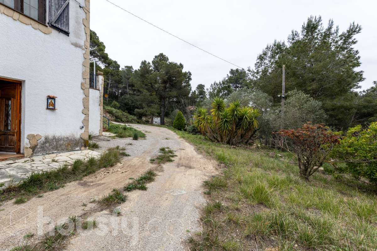 Housfy vende 🏡 fabulosa casa ubicada en Torrelles de Foix, Este acogedor chalet independiente es el equilibrio perfecto. Situado en una zona privilegiada de Torrelles de Foix, disfrutarás de un entorno natural inigualable, aire puro y las mejores vistas a la montaña, todo ello a un paso de los núcleos urbanos y servicios principales. Dispone de 198m2 útiles (verificados con la Dirección General de Catastro). Construida en el año: 1975. Distribución de estancias: -Salón-comedor -4 Dormitorios -2 Baños -Cocina equipada Características específicas: -Cédula de habitabilidad -Armario empotrado -Aire acondicionado -Suite con baño -Trastero -Amueblado -Calefacción -Electrodomésticos -Gres/cerámica -Balcón -Terraza -Patio -Vistas a la montaña -Jardín privado -Chimenea -Despacho -Lavadero -1 Plaza de garaje Zona y entorno: Respecto a la ubicación, se sitúa en Torrelles de Foix, municipio de Barcelona. Esta propiedad se encuentra cerca de transporte público, colegios, supermercados y farmacias. Aviso legal El precio de venta no incluye gastos de la compraventa como notaría, registro, impuestos, ni tampoco honorarios agencia. Esta publicación no es vinculante. Consulta siempre la nota simple con Housfy antes de formalizar la compraventa. Sobre nosotros Housfy es la plataforma integral de servicios inmobiliarios. Nuestra combinación de expertos y tecnología pone al alcance de todo el mundo servicios cómodos, claros y seguros. AICAT número: 7922. Nos encargamos de la gestión y asesoramiento de la compra. ¡Olvídate de todo! Hacemos los trámites por ti. Y, si además necesitas financiación, ponemos a tu disposición un bróker hipotecario para ayudarte a conseguir las mejores condiciones para tu perfil económico. ¿Quieres visitarla? Contacta con Housfy y agenda tu visita sin compromiso. Más información en: housfy.com-38