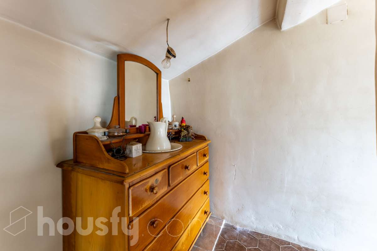 Housfy vende 🏡 fabulosa casa ubicada en Torrelles de Foix, Este acogedor chalet independiente es el equilibrio perfecto. Situado en una zona privilegiada de Torrelles de Foix, disfrutarás de un entorno natural inigualable, aire puro y las mejores vistas a la montaña, todo ello a un paso de los núcleos urbanos y servicios principales. Dispone de 198m2 útiles (verificados con la Dirección General de Catastro). Construida en el año: 1975. Distribución de estancias: -Salón-comedor -4 Dormitorios -2 Baños -Cocina equipada Características específicas: -Cédula de habitabilidad -Armario empotrado -Aire acondicionado -Suite con baño -Trastero -Amueblado -Calefacción -Electrodomésticos -Gres/cerámica -Balcón -Terraza -Patio -Vistas a la montaña -Jardín privado -Chimenea -Despacho -Lavadero -1 Plaza de garaje Zona y entorno: Respecto a la ubicación, se sitúa en Torrelles de Foix, municipio de Barcelona. Esta propiedad se encuentra cerca de transporte público, colegios, supermercados y farmacias. Aviso legal El precio de venta no incluye gastos de la compraventa como notaría, registro, impuestos, ni tampoco honorarios agencia. Esta publicación no es vinculante. Consulta siempre la nota simple con Housfy antes de formalizar la compraventa. Sobre nosotros Housfy es la plataforma integral de servicios inmobiliarios. Nuestra combinación de expertos y tecnología pone al alcance de todo el mundo servicios cómodos, claros y seguros. AICAT número: 7922. Nos encargamos de la gestión y asesoramiento de la compra. ¡Olvídate de todo! Hacemos los trámites por ti. Y, si además necesitas financiación, ponemos a tu disposición un bróker hipotecario para ayudarte a conseguir las mejores condiciones para tu perfil económico. ¿Quieres visitarla? Contacta con Housfy y agenda tu visita sin compromiso. Más información en: housfy.com-15